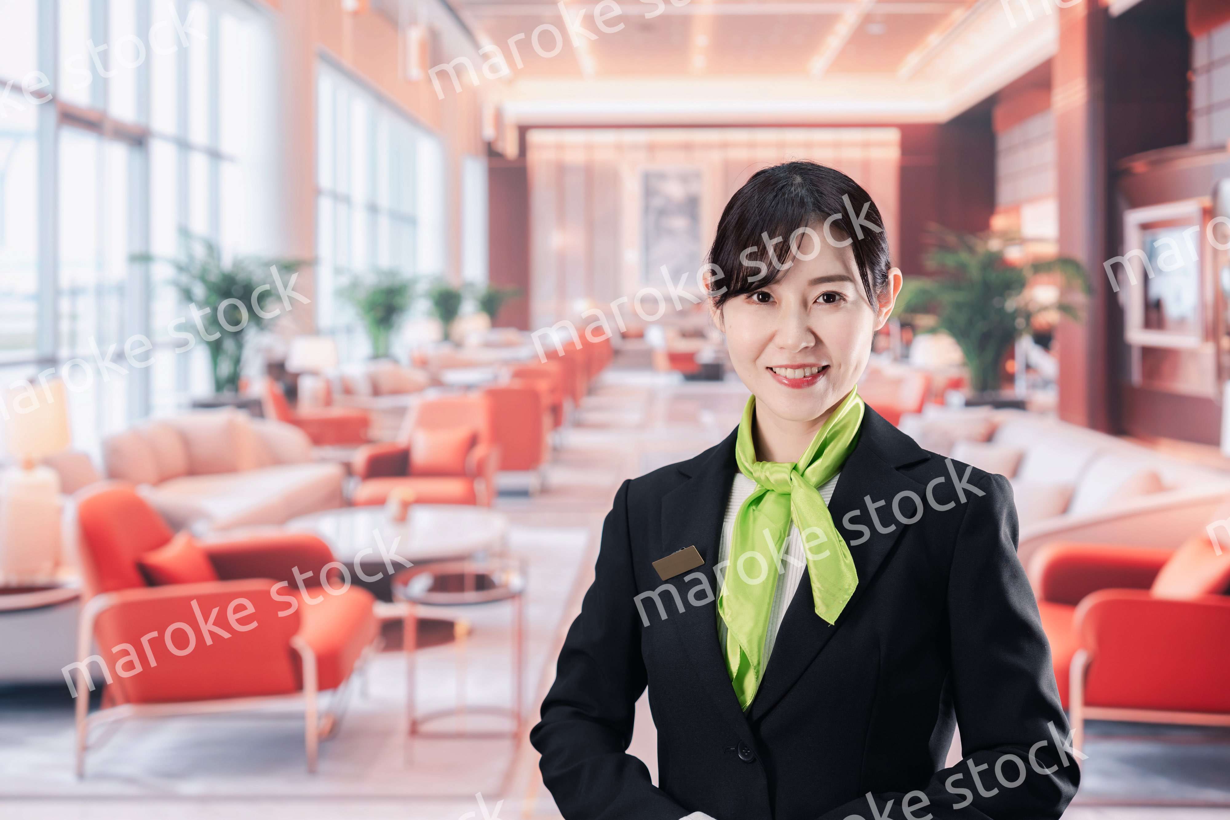 ホテルで接客をする女性スタッフ