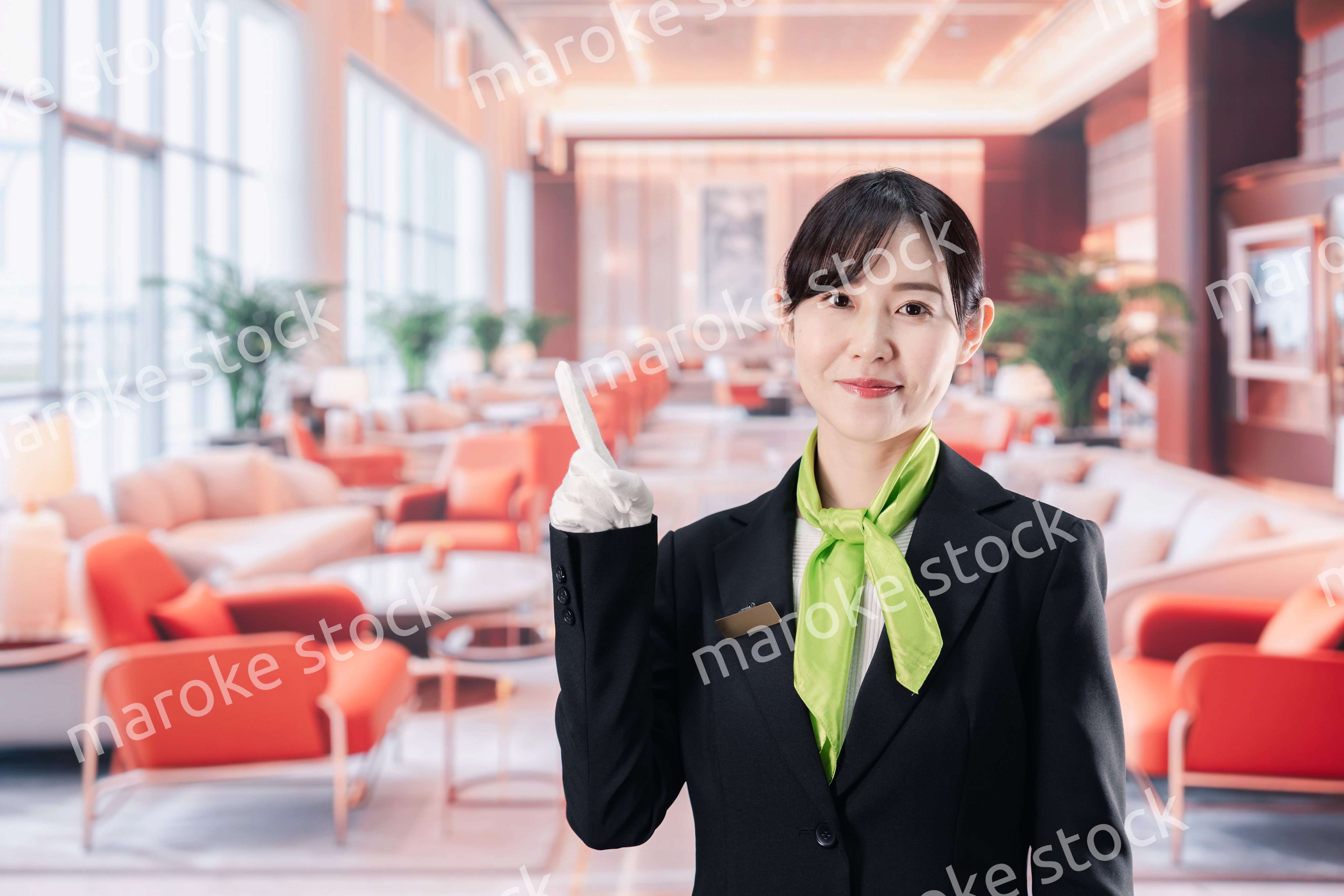 ホテルで接客をする女性スタッフ