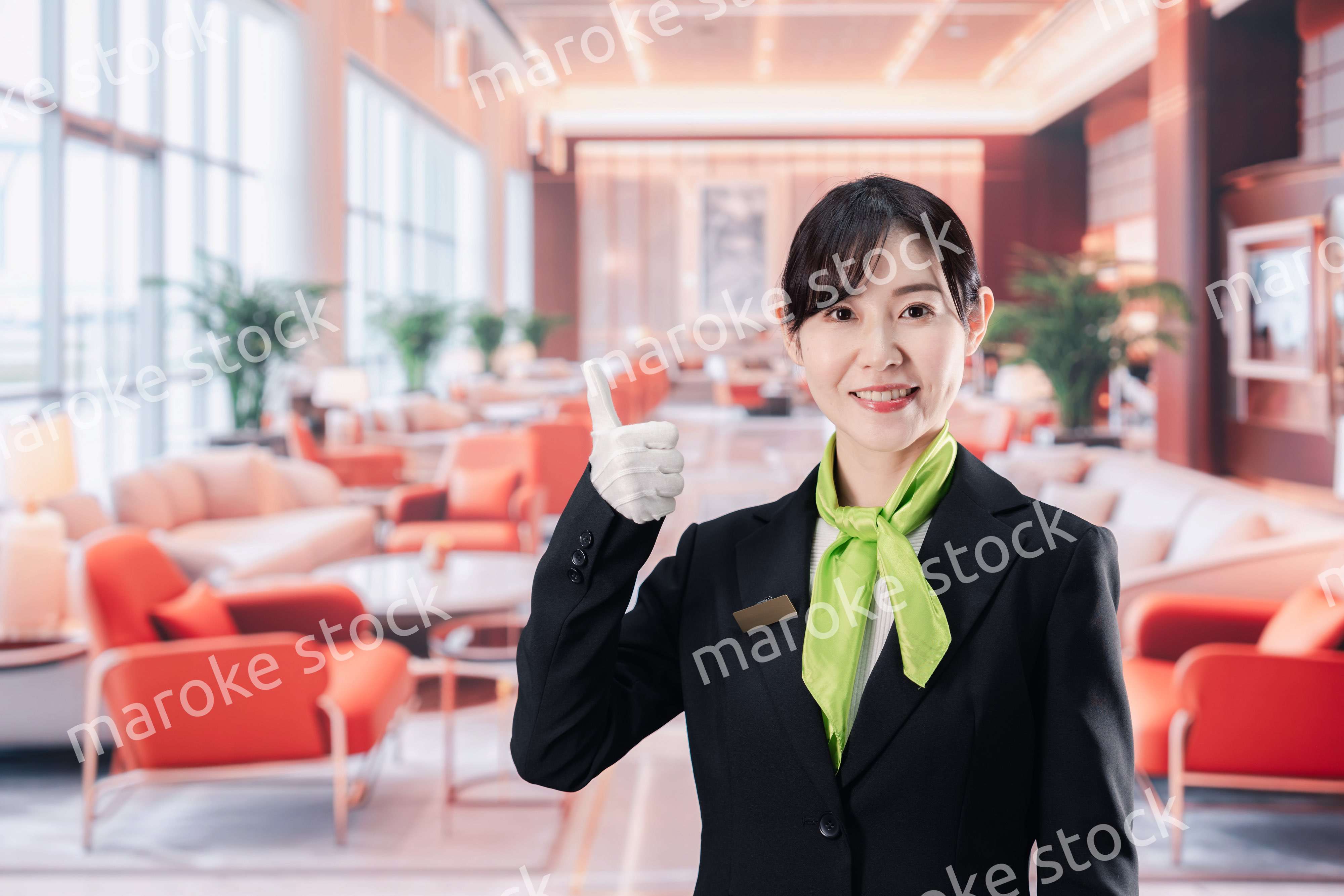 ホテルで接客をする女性スタッフ