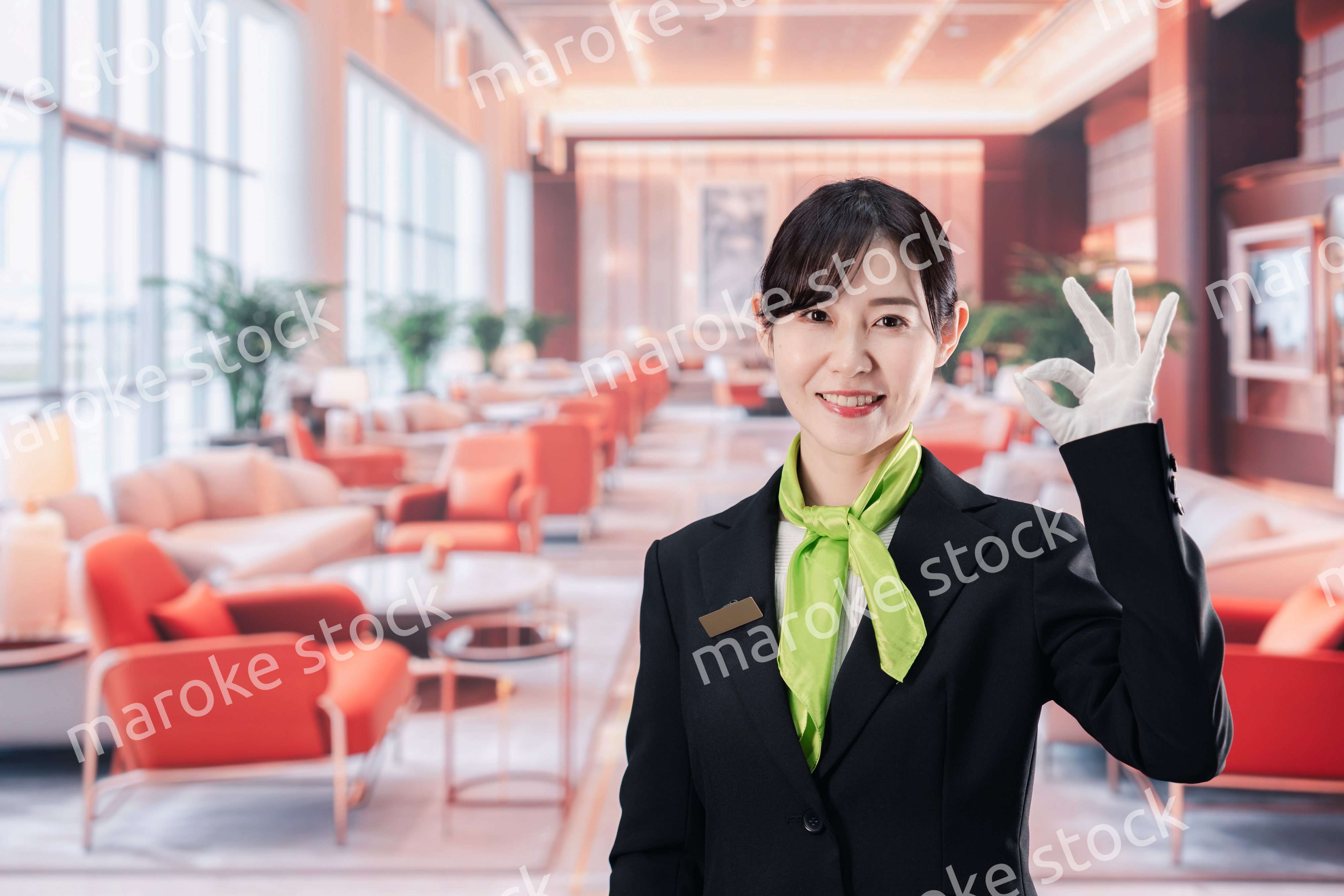 ホテルで接客をする女性スタッフ