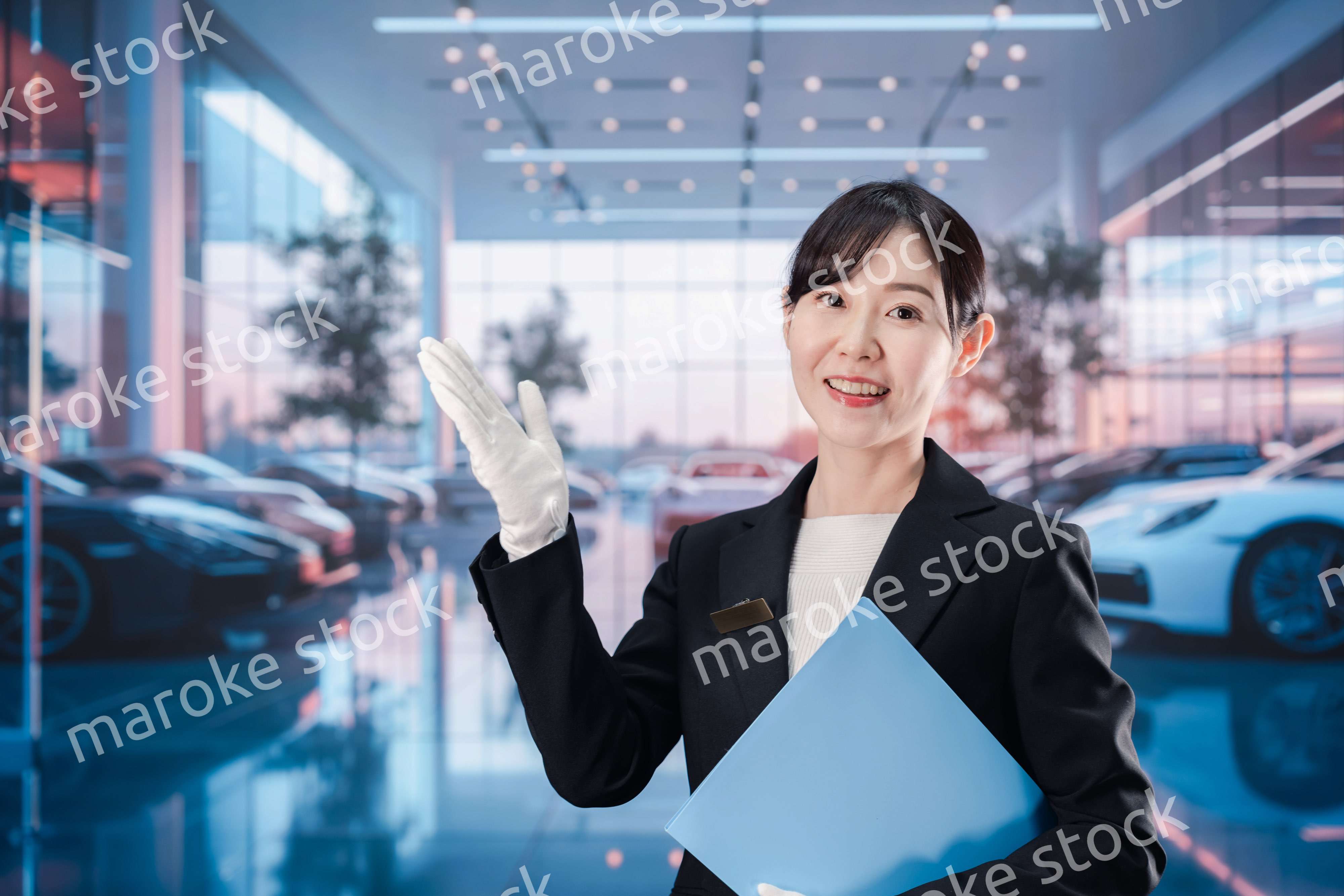 カーディーラーで働く若い女性スタッフ