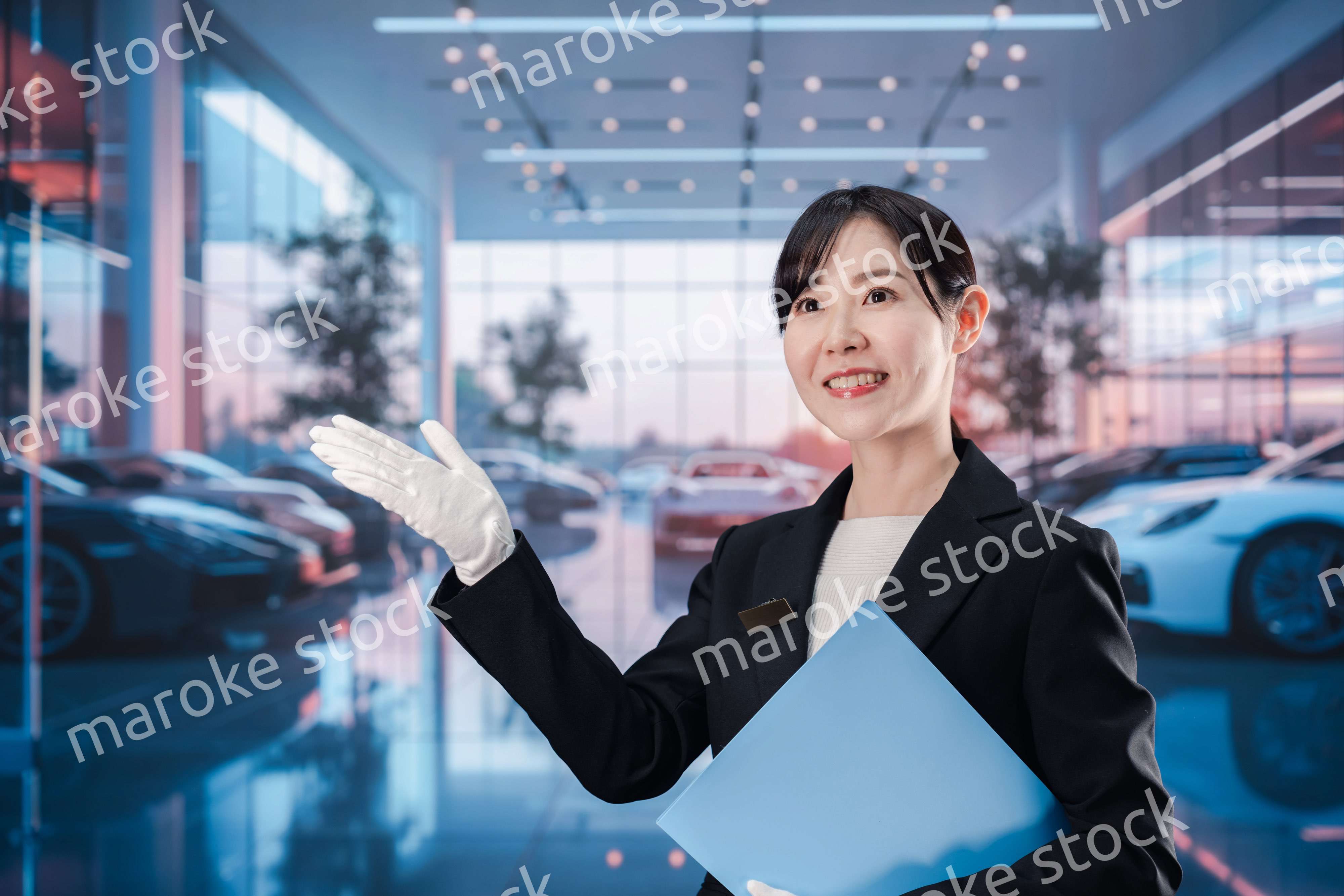 カーディーラーで働く若い女性スタッフ