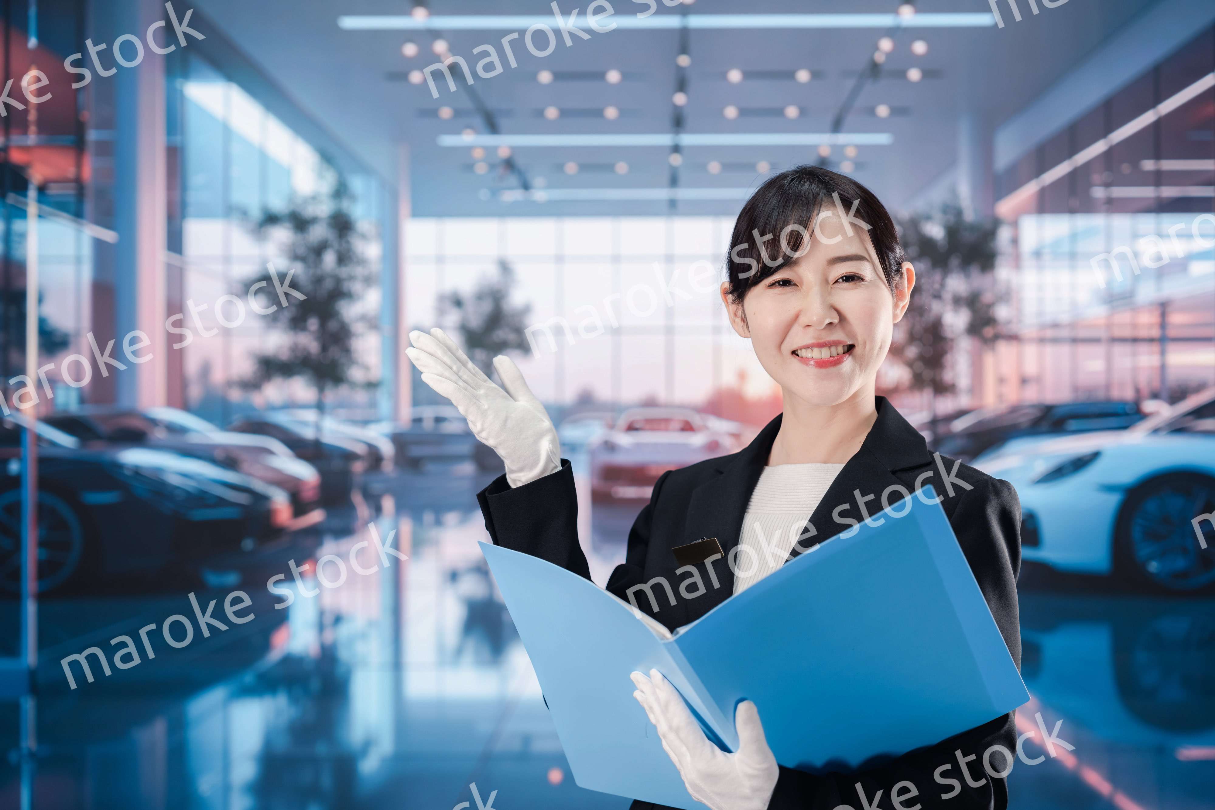 カーディーラーで働く若い女性スタッフ