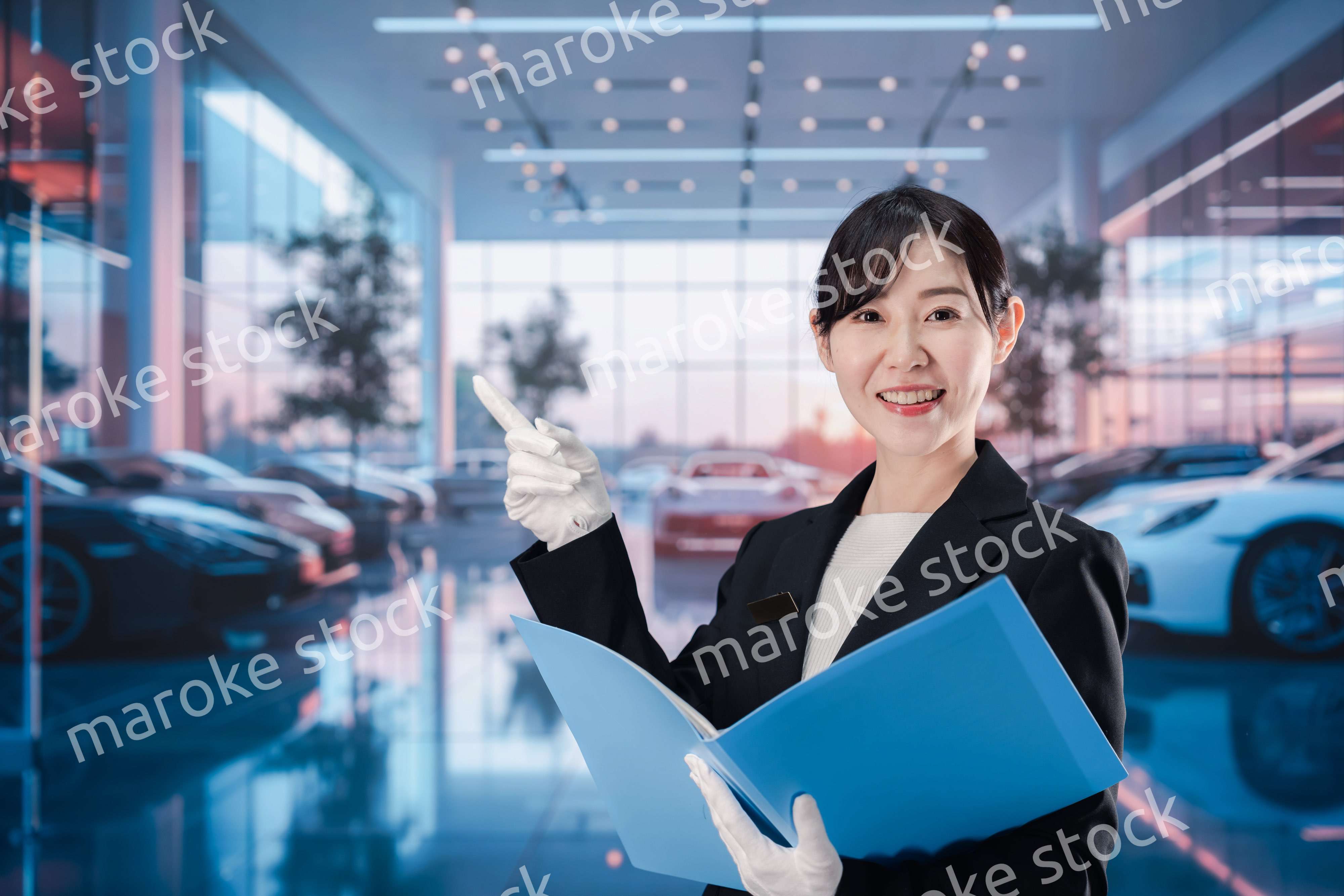 カーディーラーで働く若い女性スタッフ