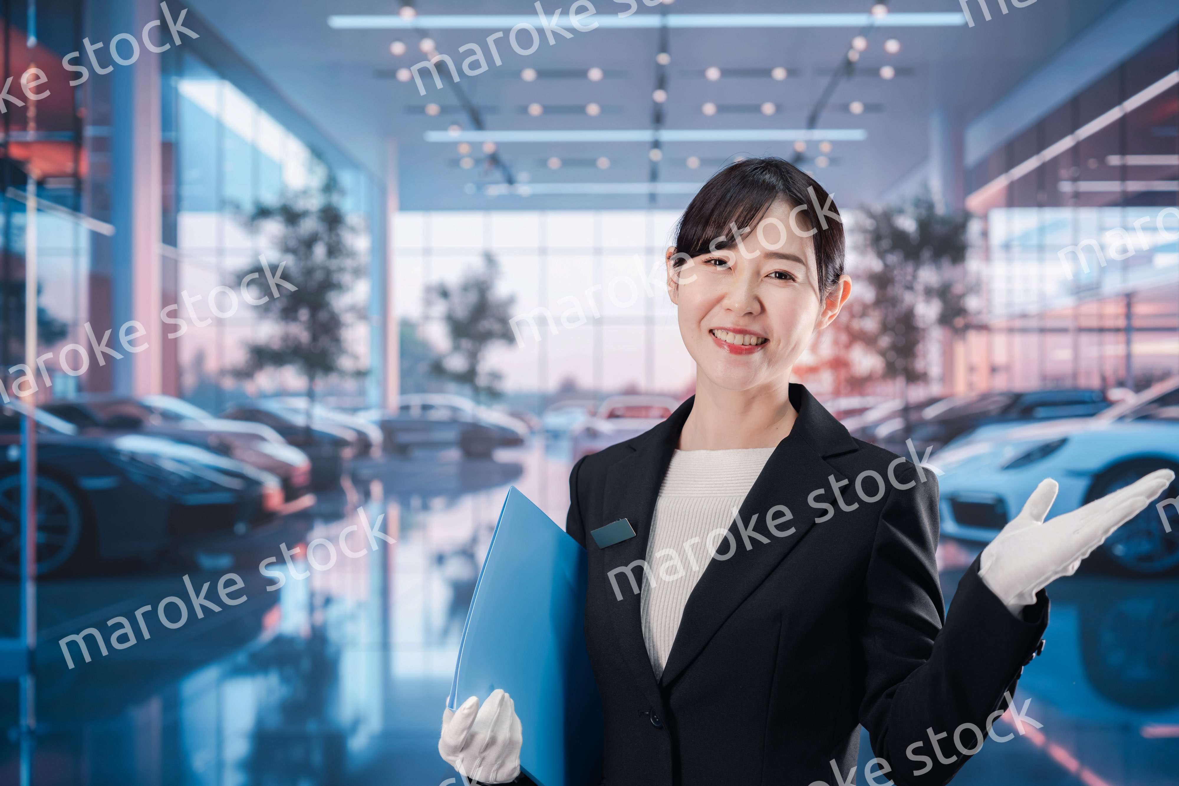 カーディーラーで働く若い女性スタッフ