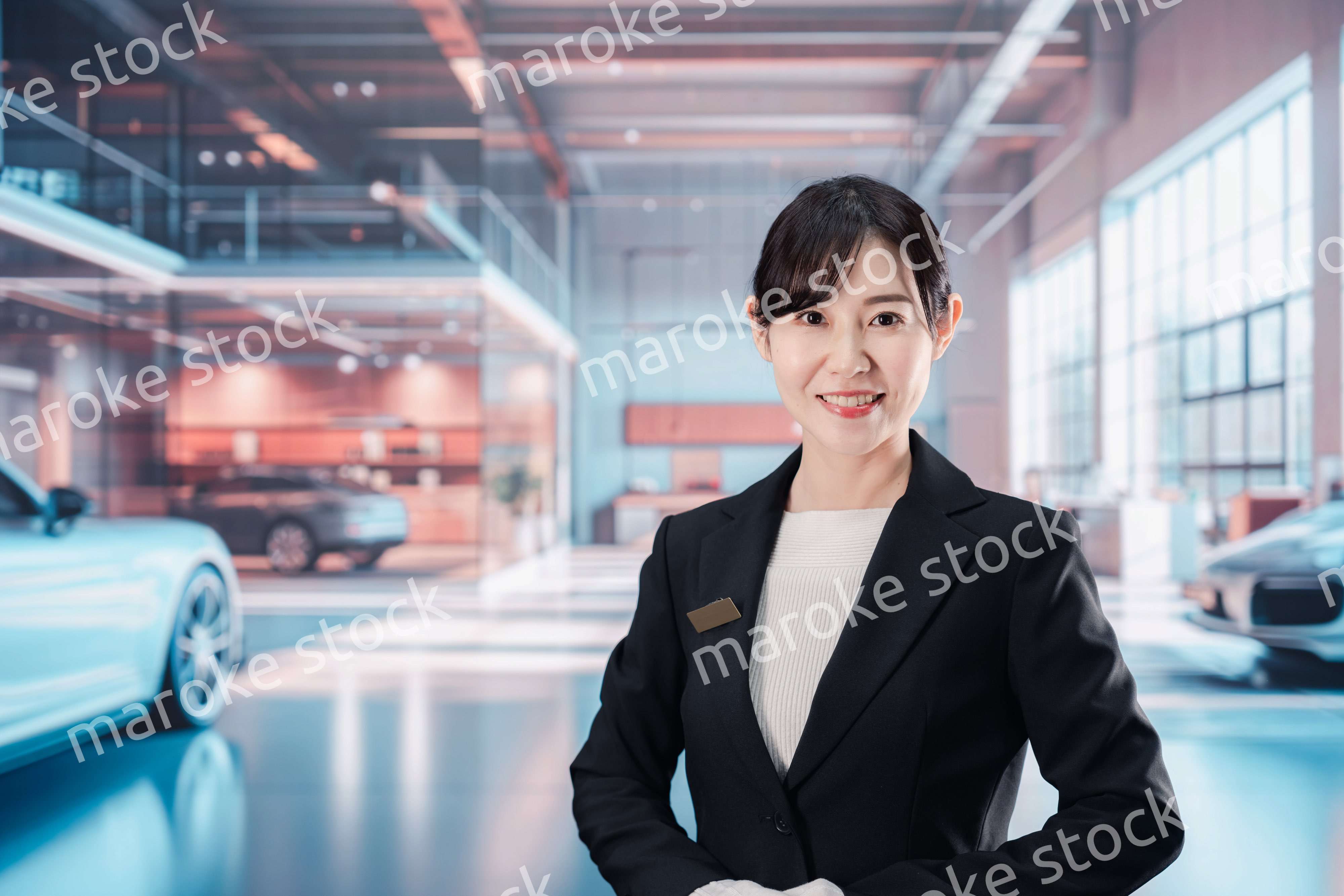 カーディーラーで働く若い女性スタッフ