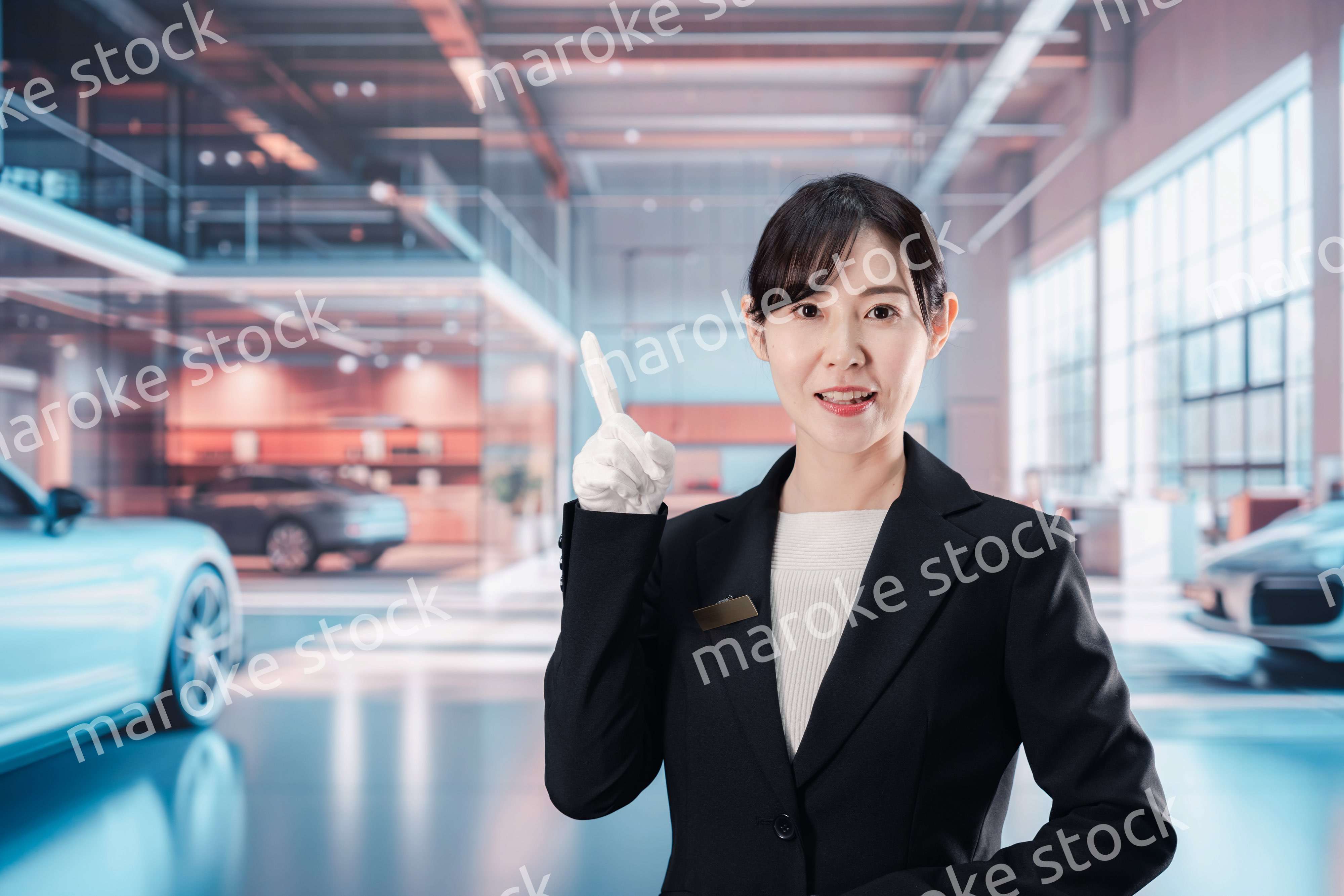 カーディーラーで働く若い女性スタッフ