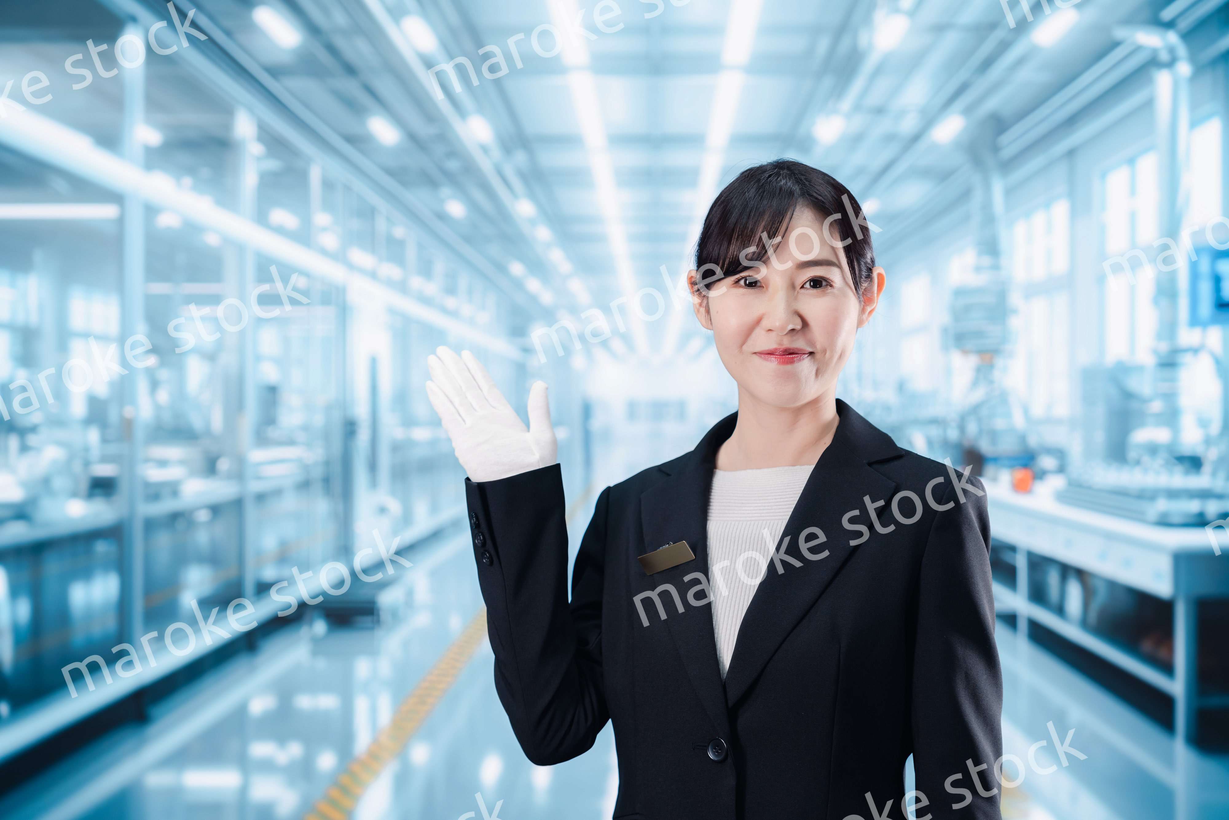 工場見学の案内をする若いビジネスウーマン