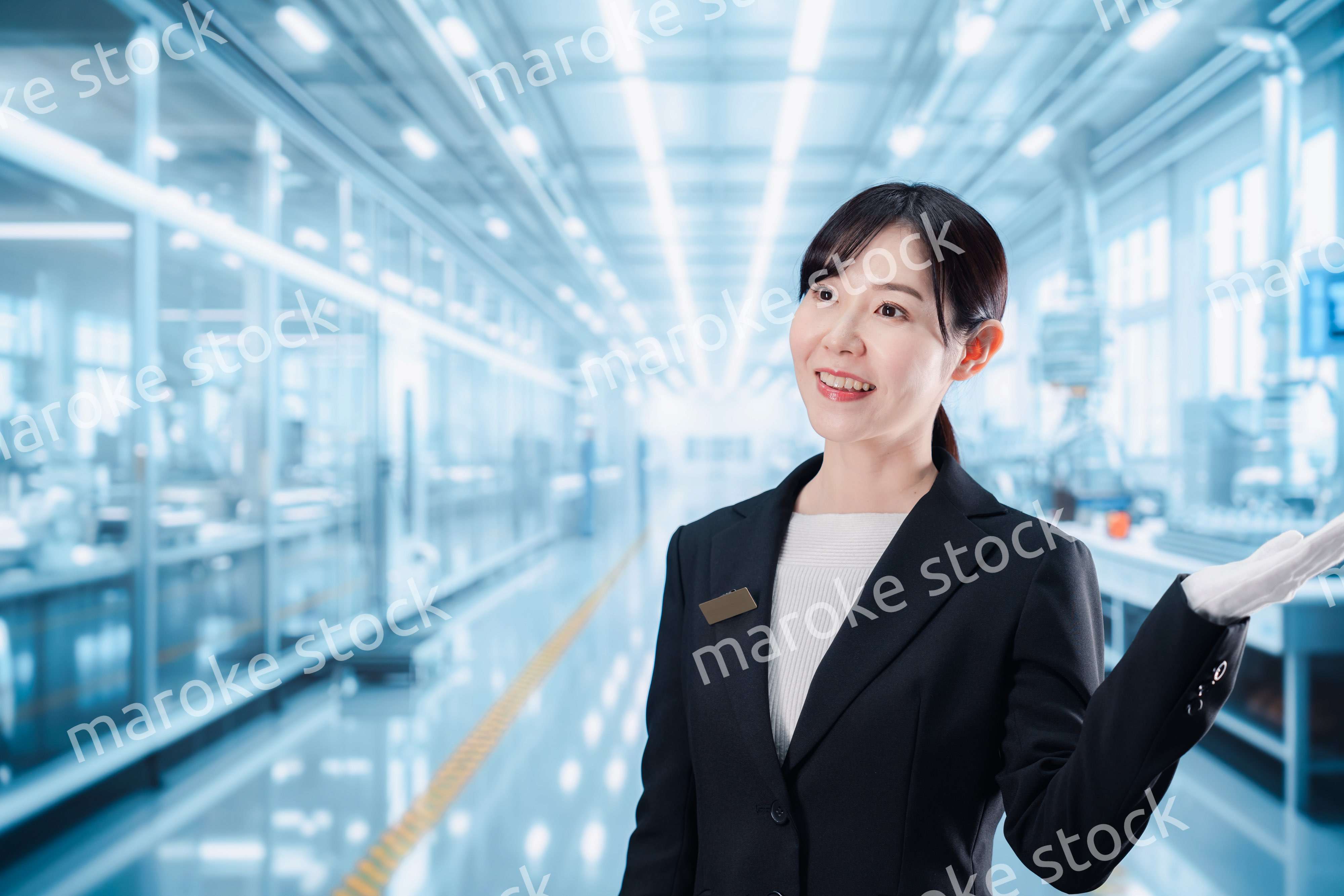 工場見学の案内をする若いビジネスウーマン