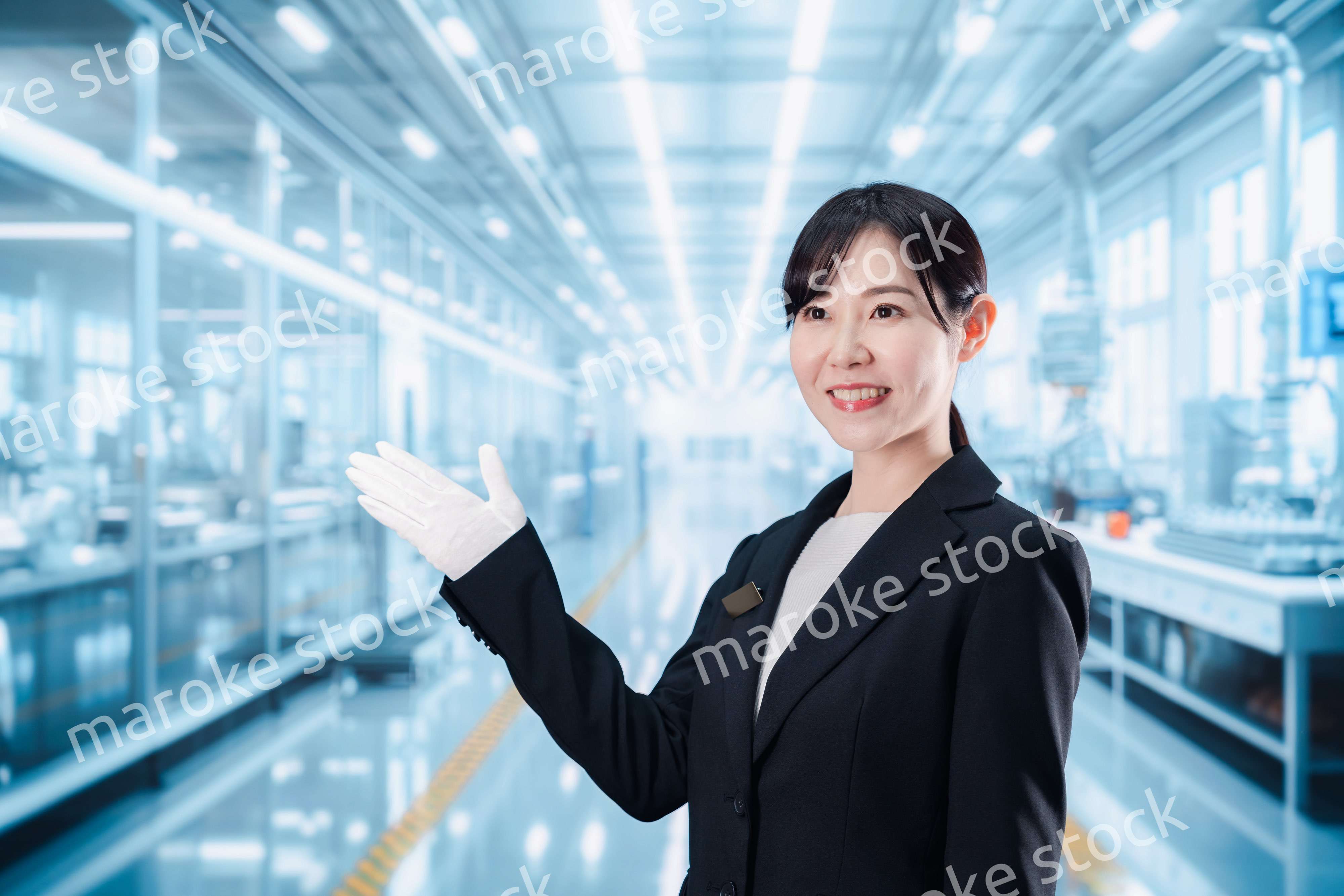 工場見学の案内をする若いビジネスウーマン