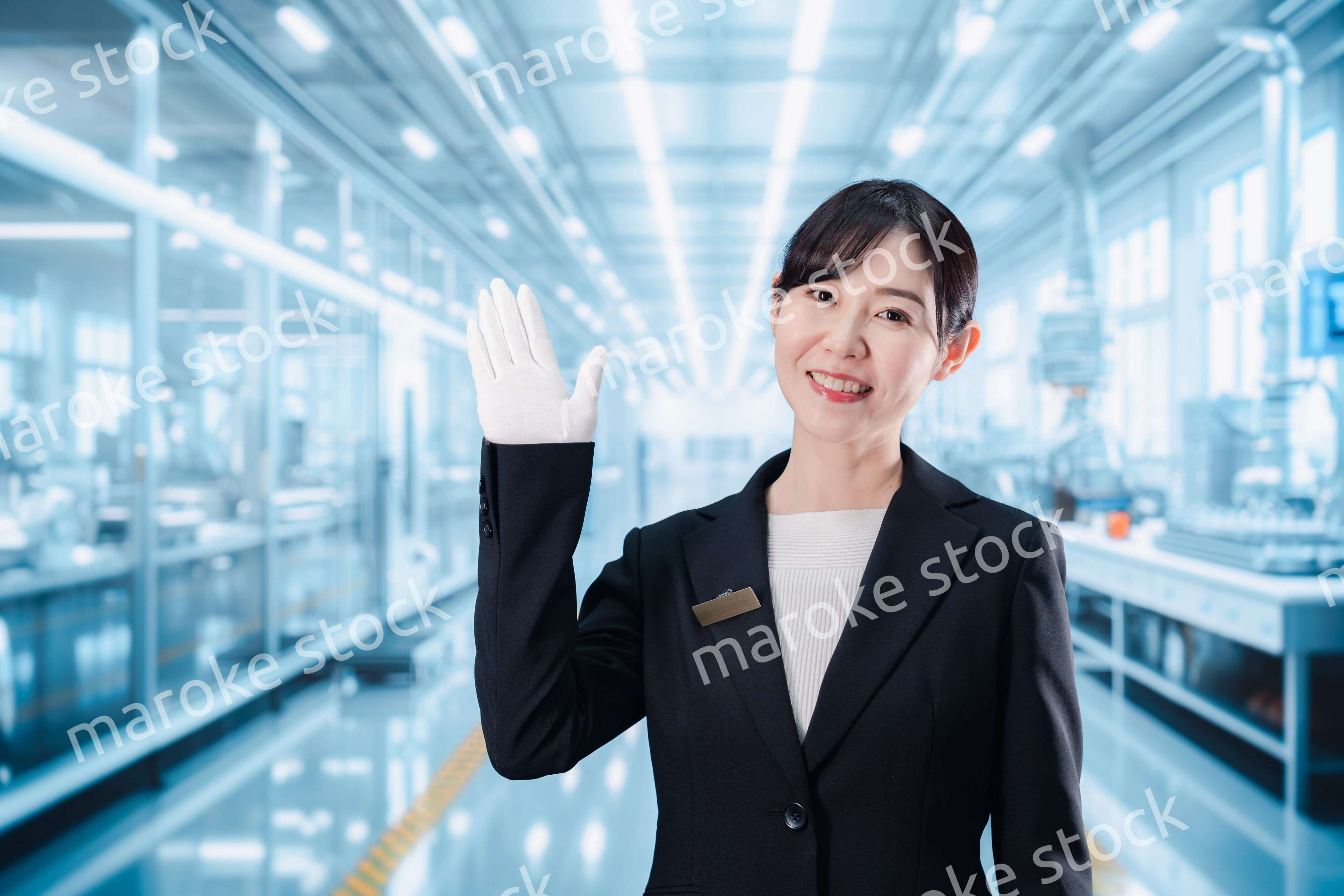 工場見学の案内をする若いビジネスウーマン