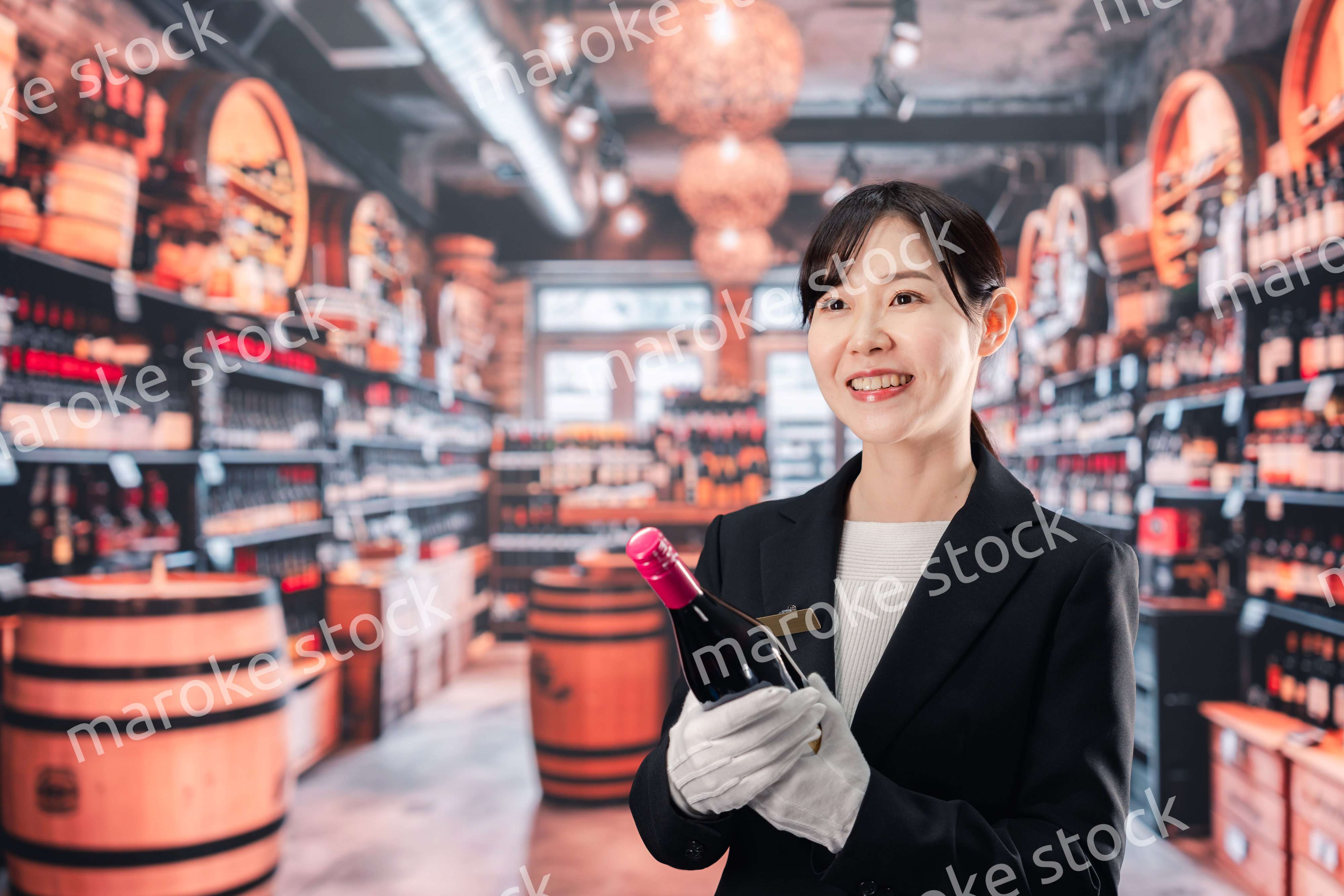 ワインを持つ女性のソムリエ