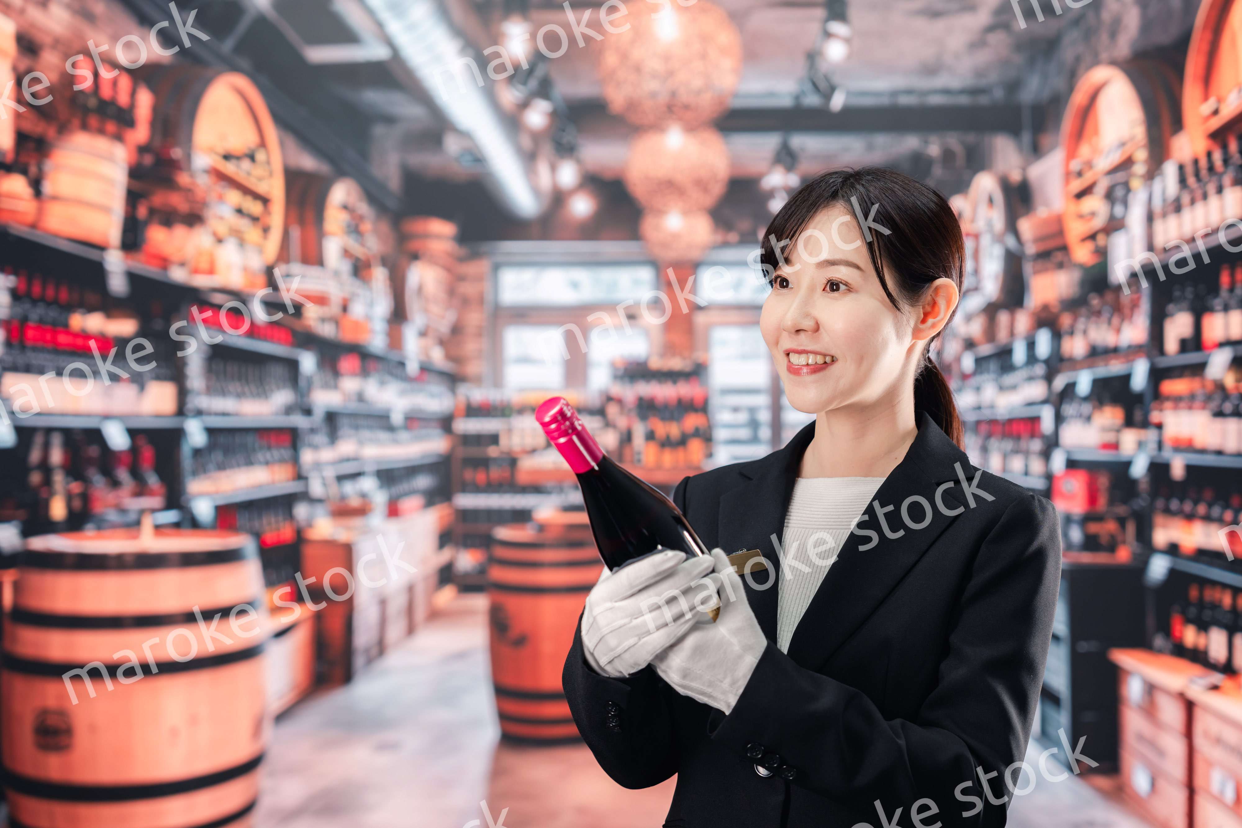 ワインを持つ女性のソムリエ