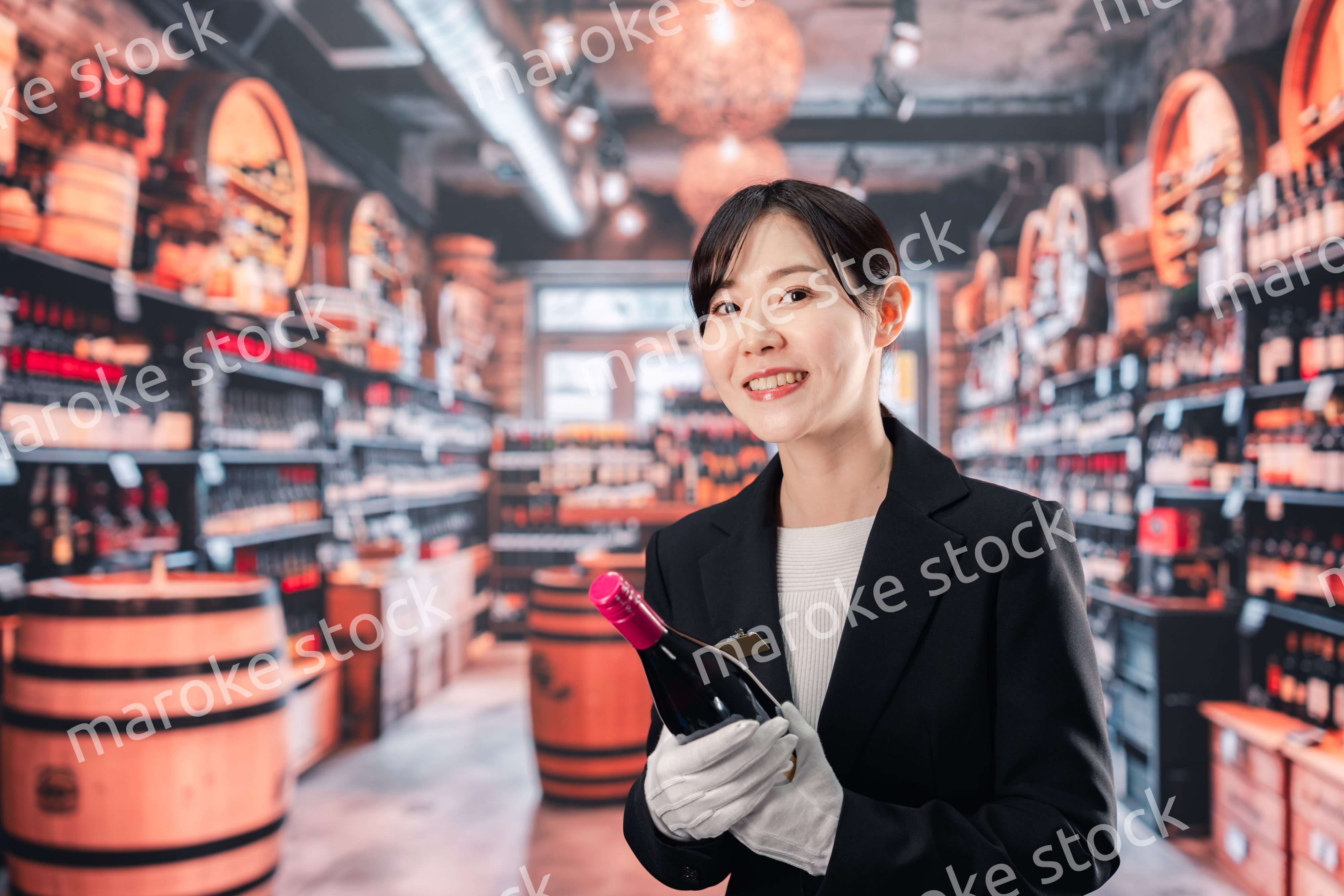 ワインを持つ女性のソムリエ