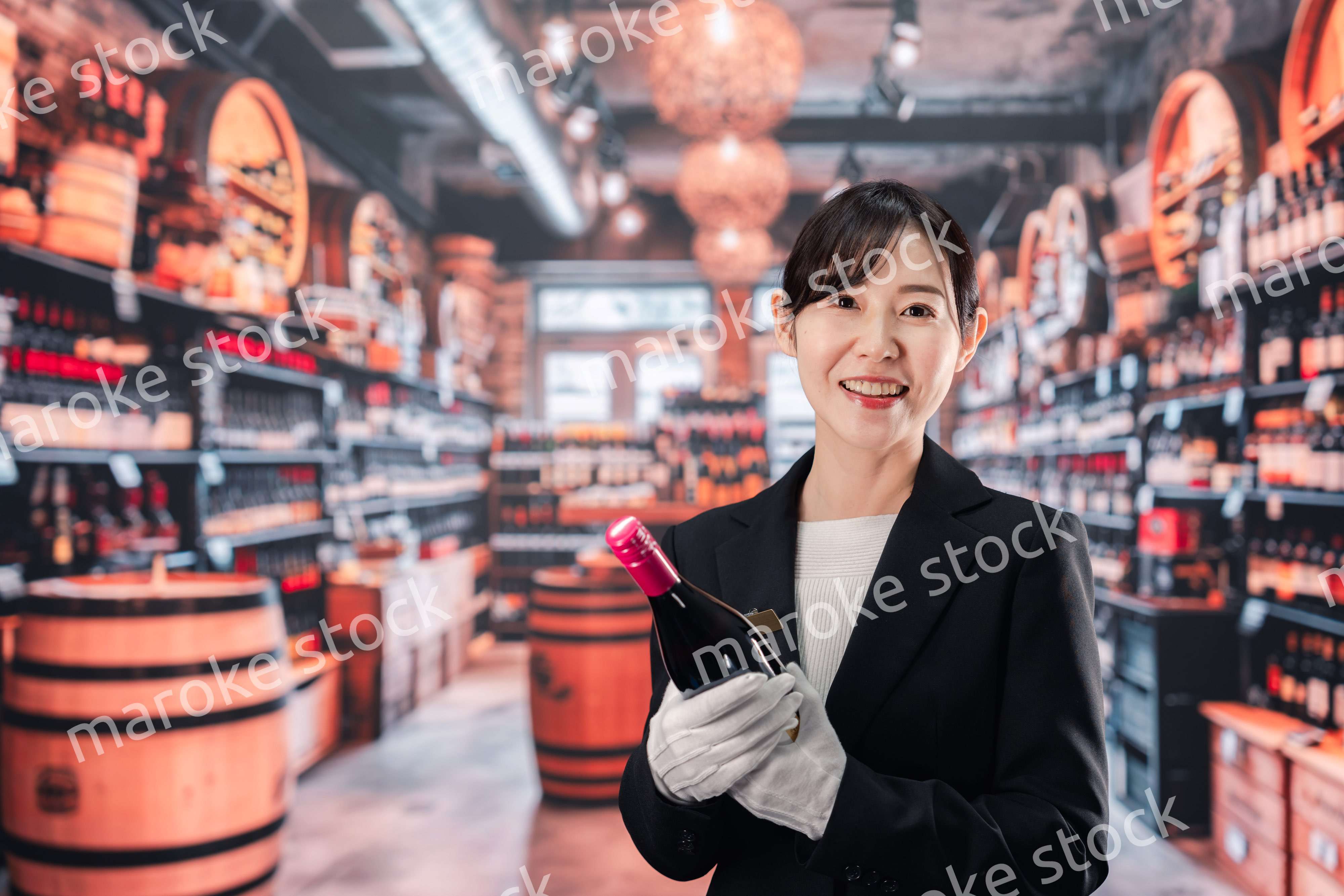 ワインを持つ女性のソムリエ