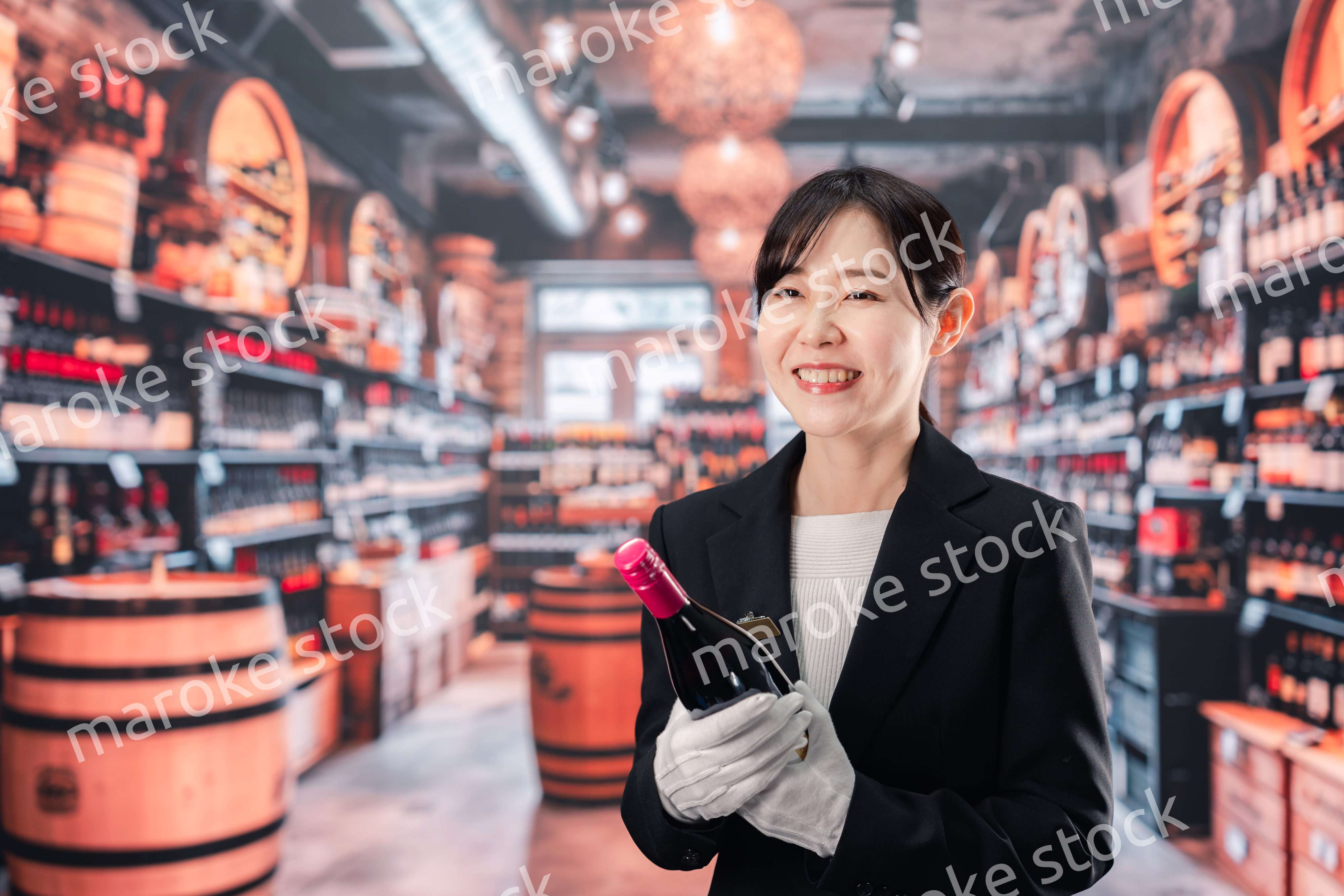 ワインを持つ女性のソムリエ