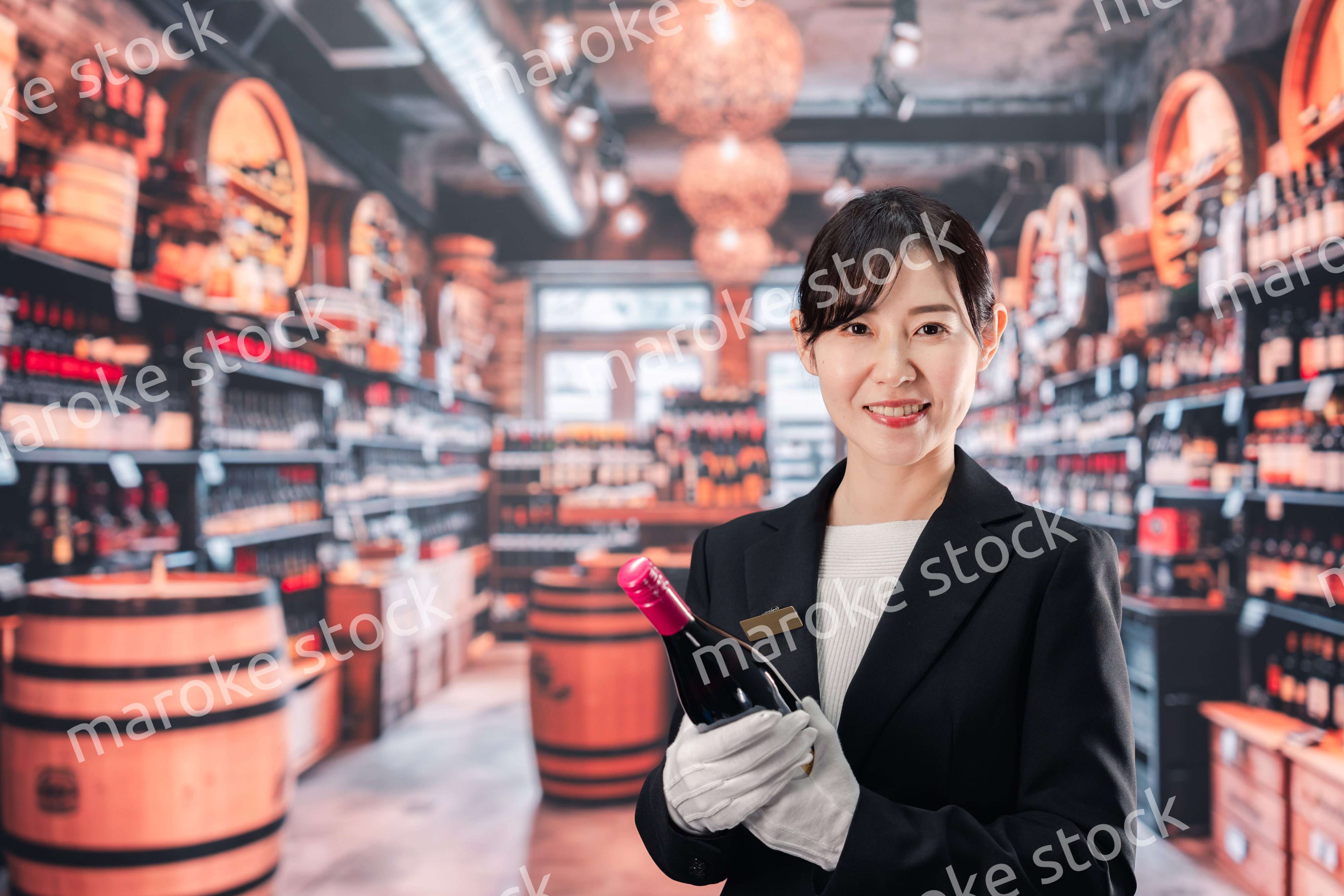 ワインを持つ女性のソムリエ