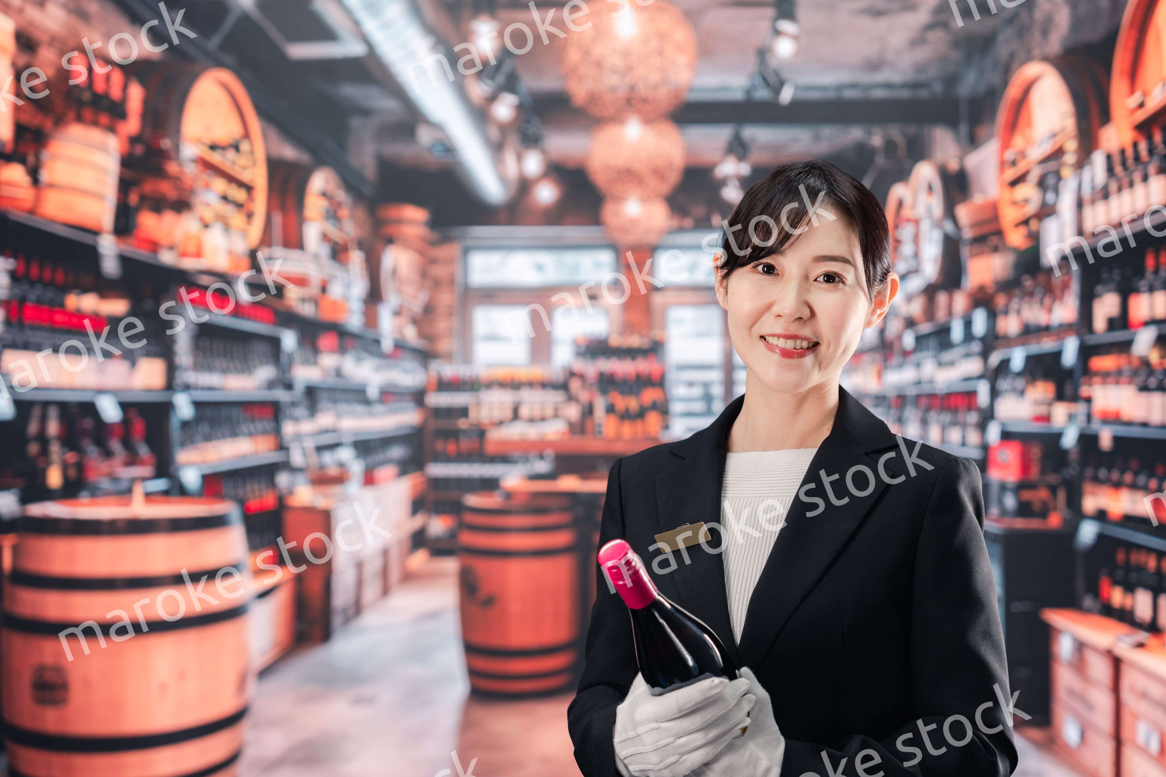 ワインを持つ女性のソムリエ