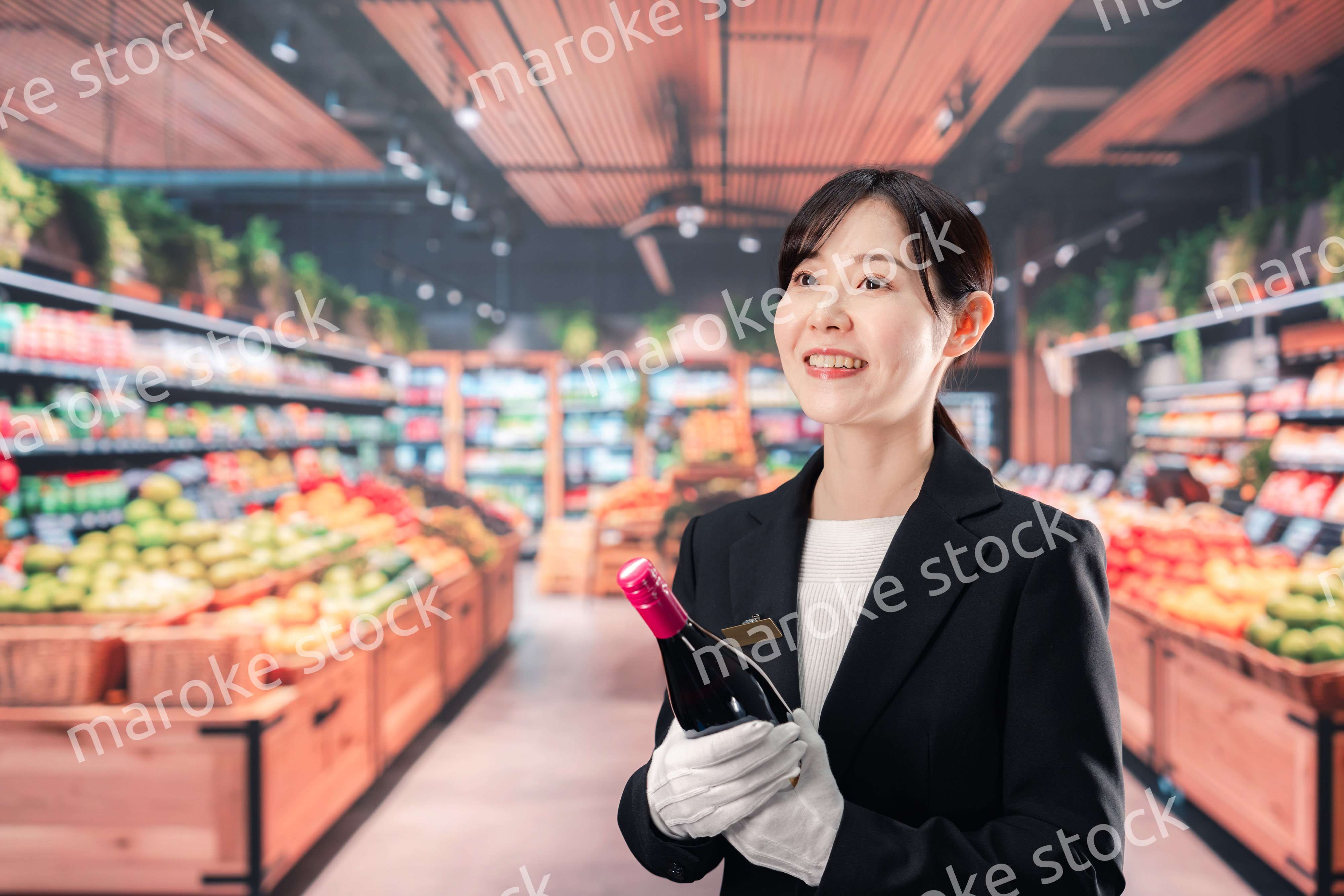 ワインを持つ女性のソムリエ