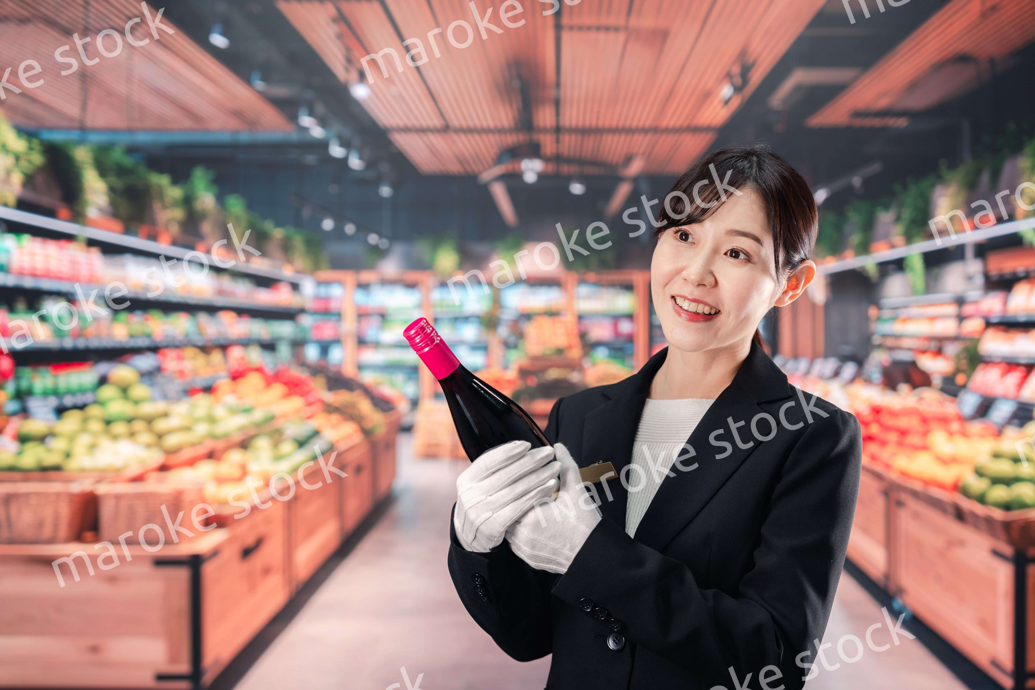 ワインを持つ女性のソムリエ