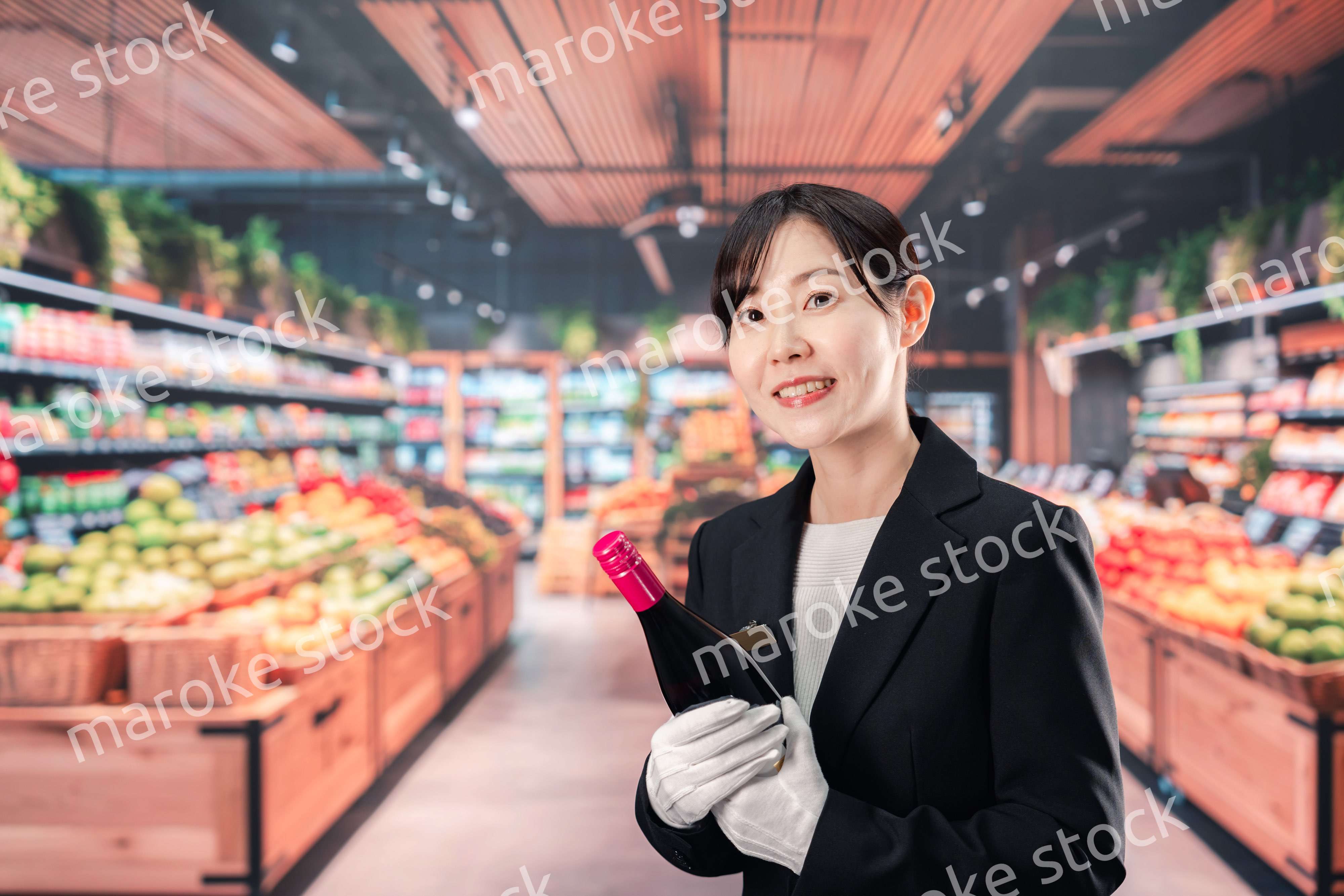 ワインを持つ女性のソムリエ