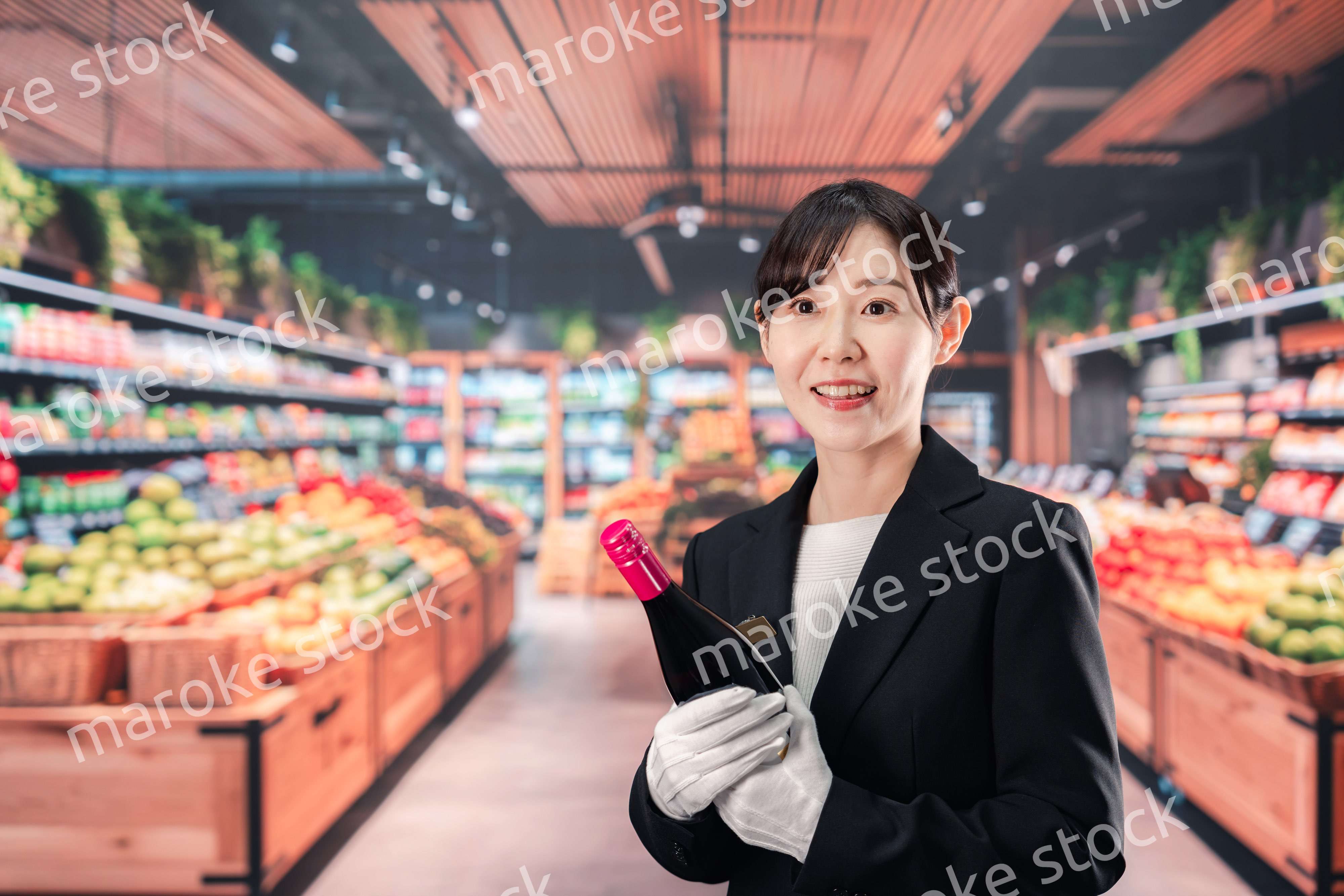 ワインを持つ女性のソムリエ