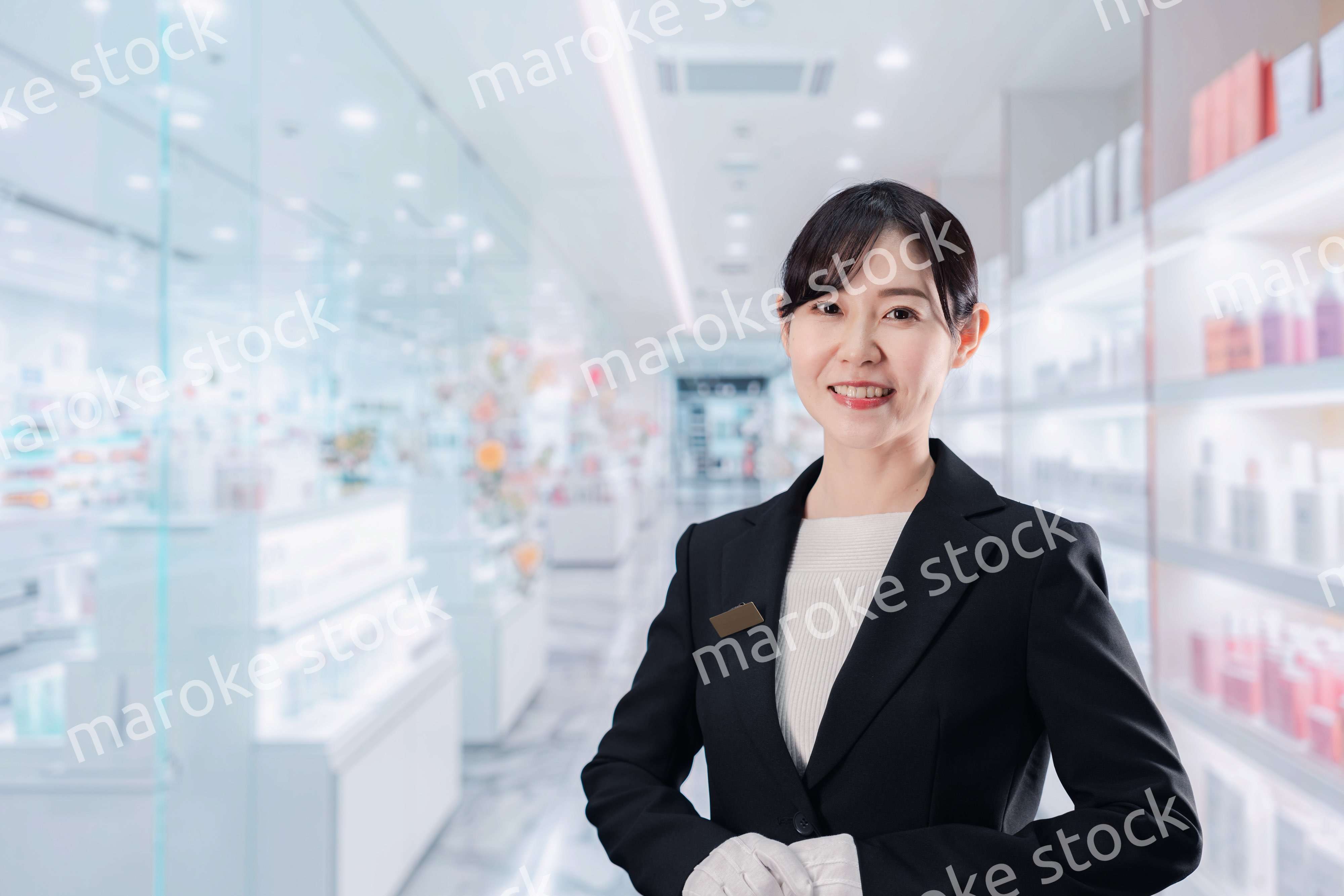 化粧品売り場で接客をする若い女性