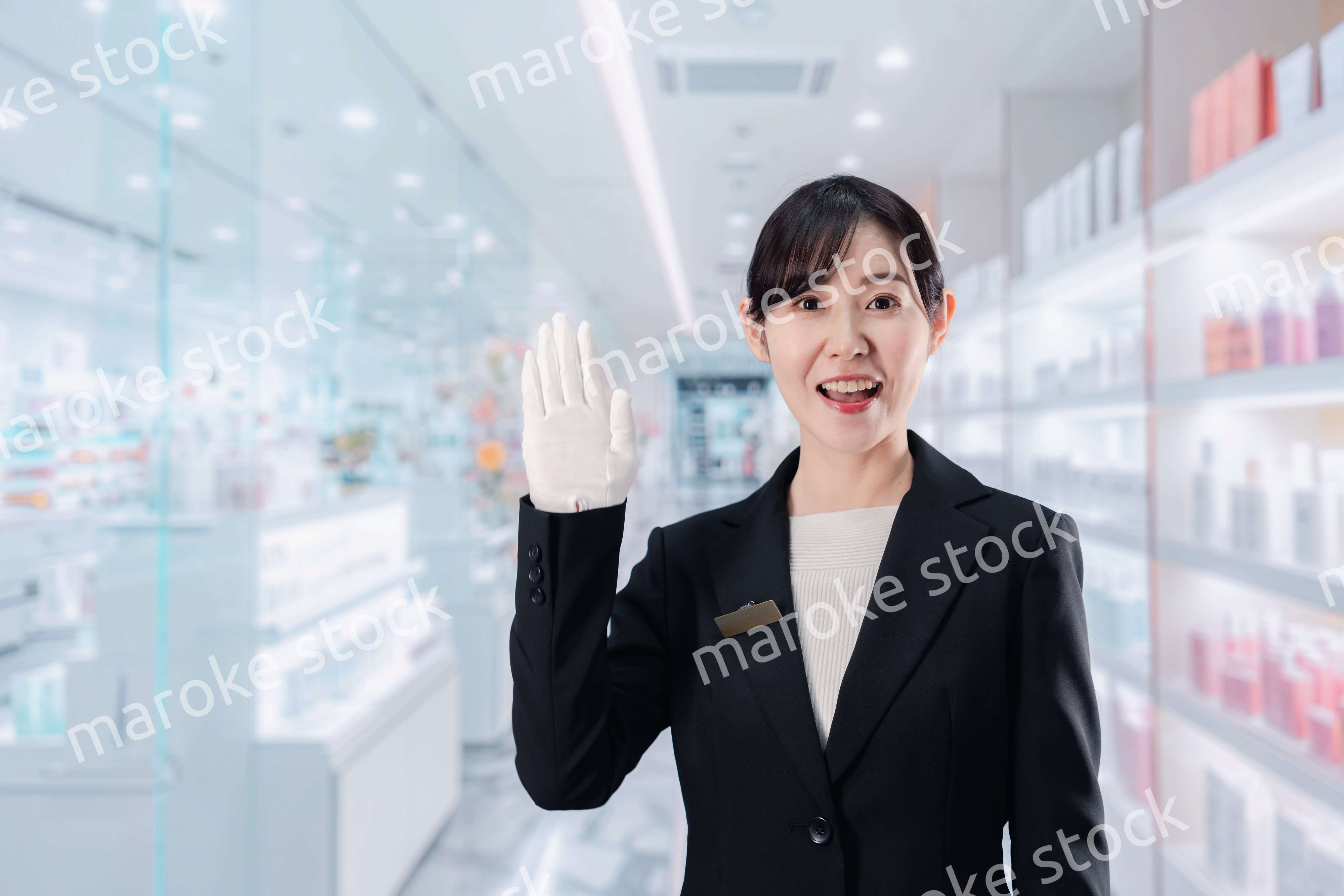 化粧品売り場で接客をする若い女性