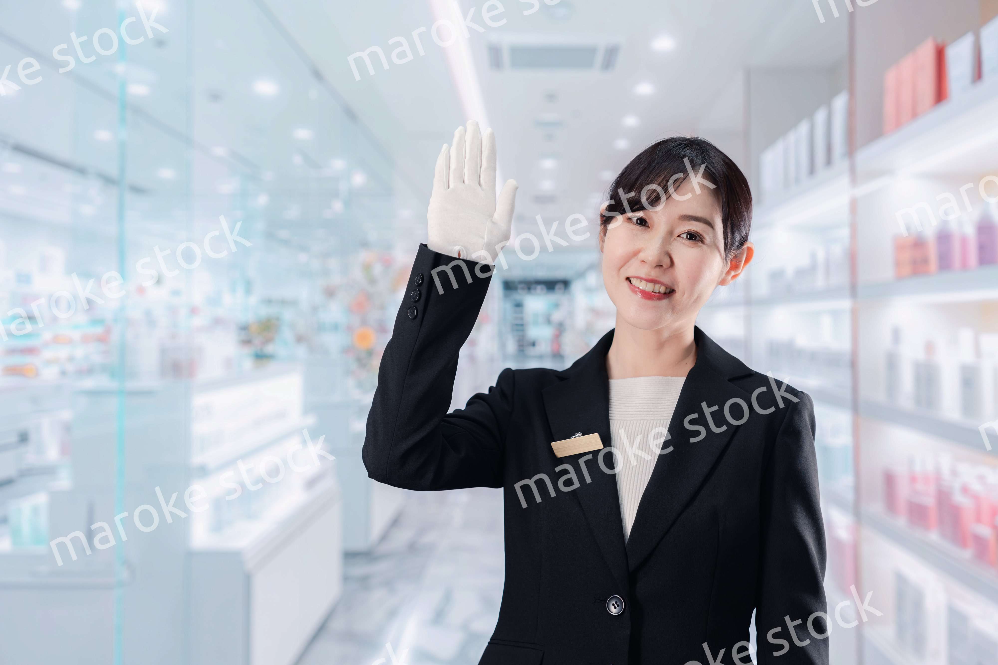 化粧品売り場で接客をする若い女性