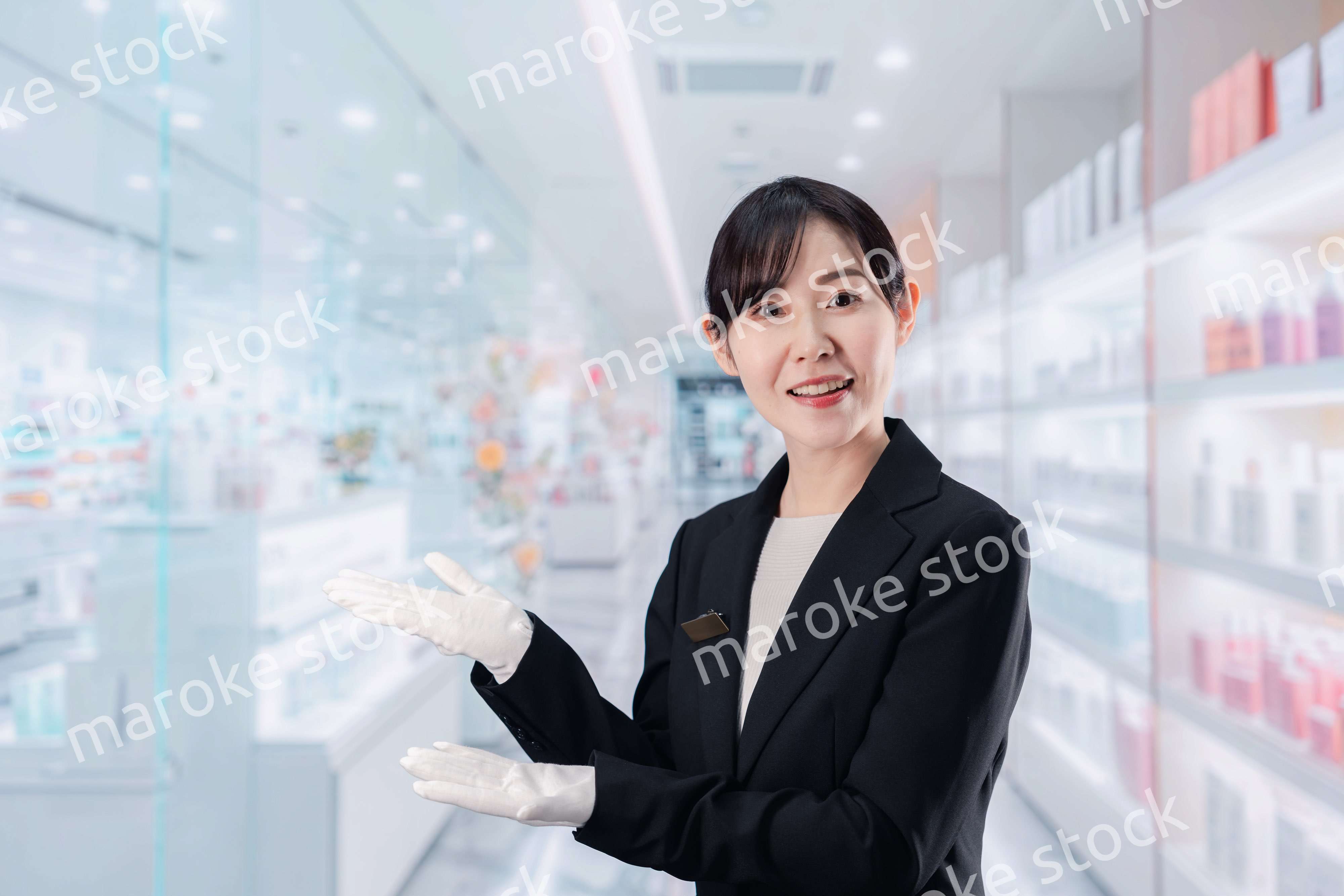 化粧品売り場で接客をする若い女性