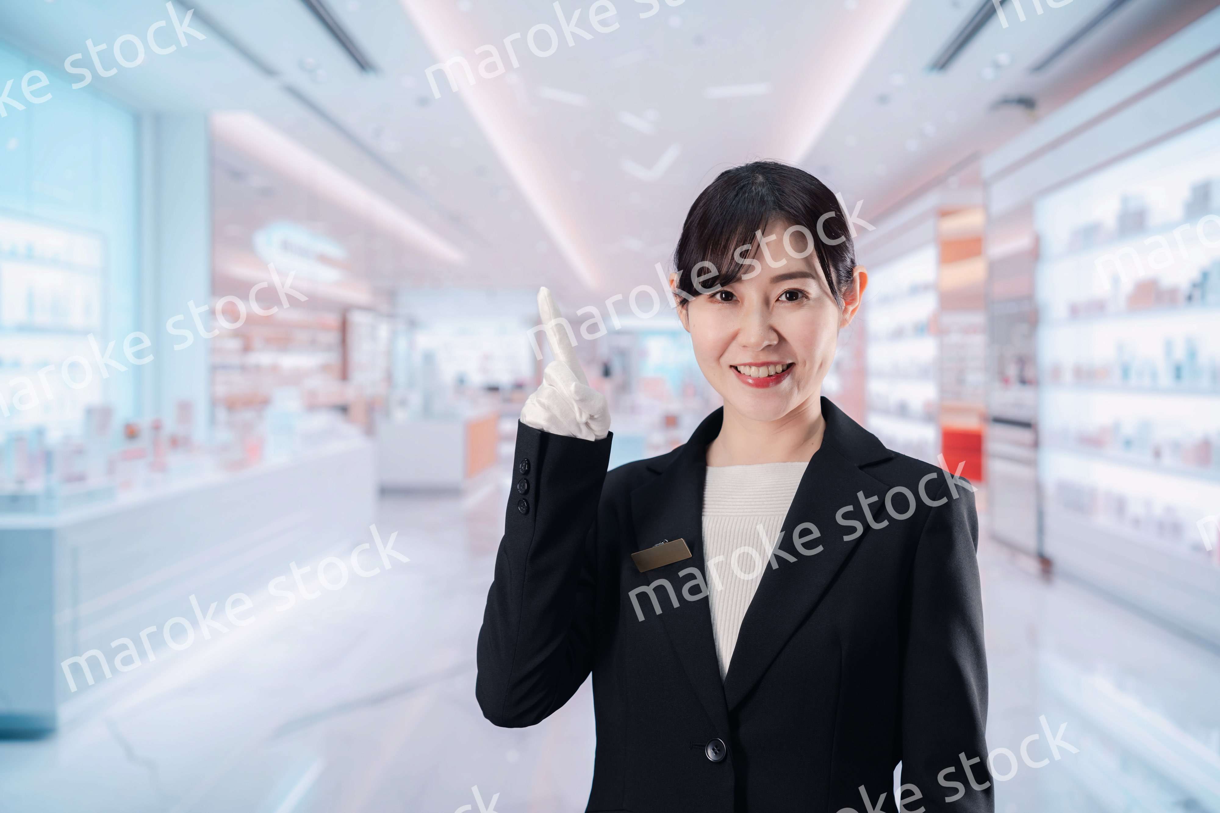 化粧品売り場で接客をする若い女性