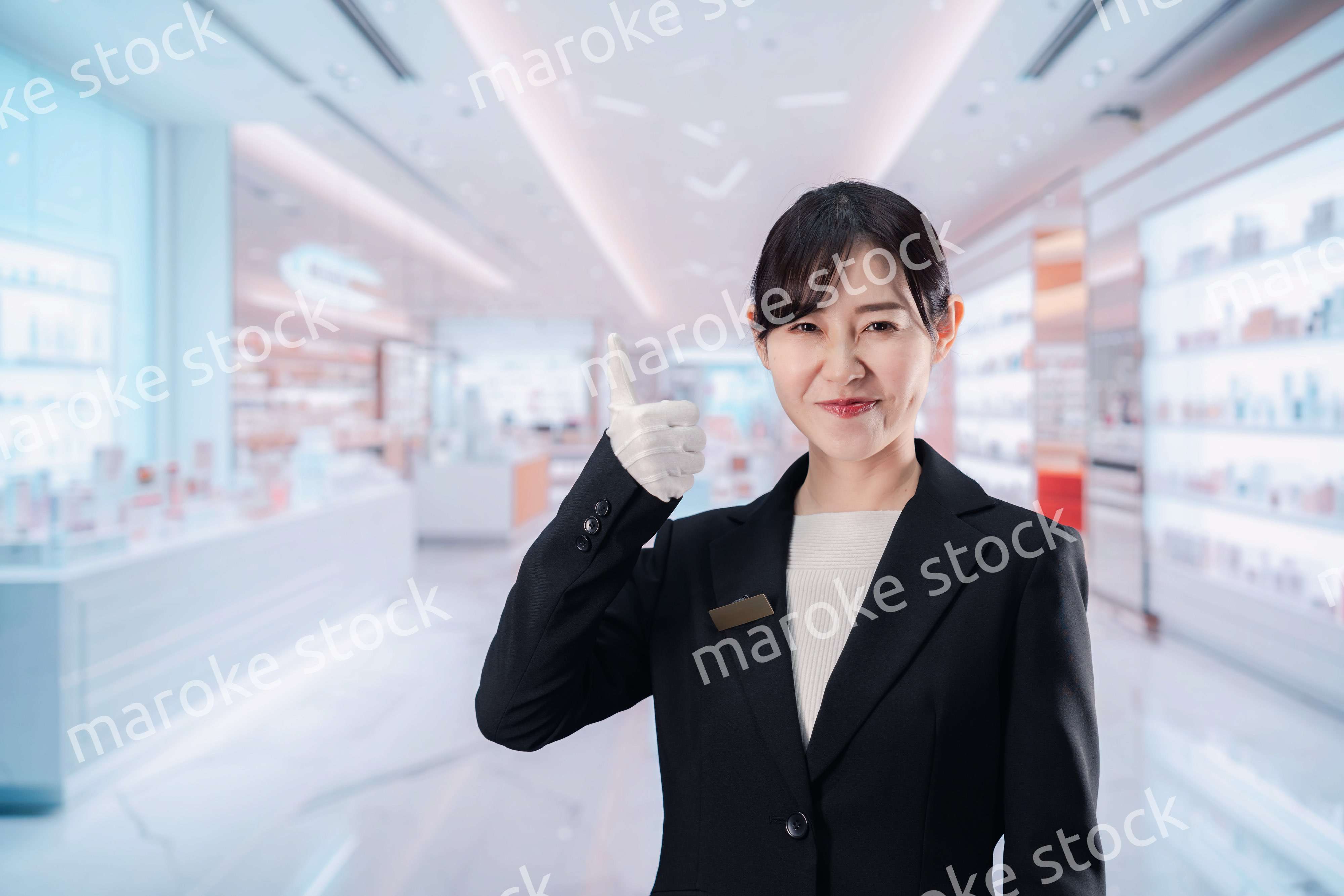 化粧品売り場で接客をする若い女性