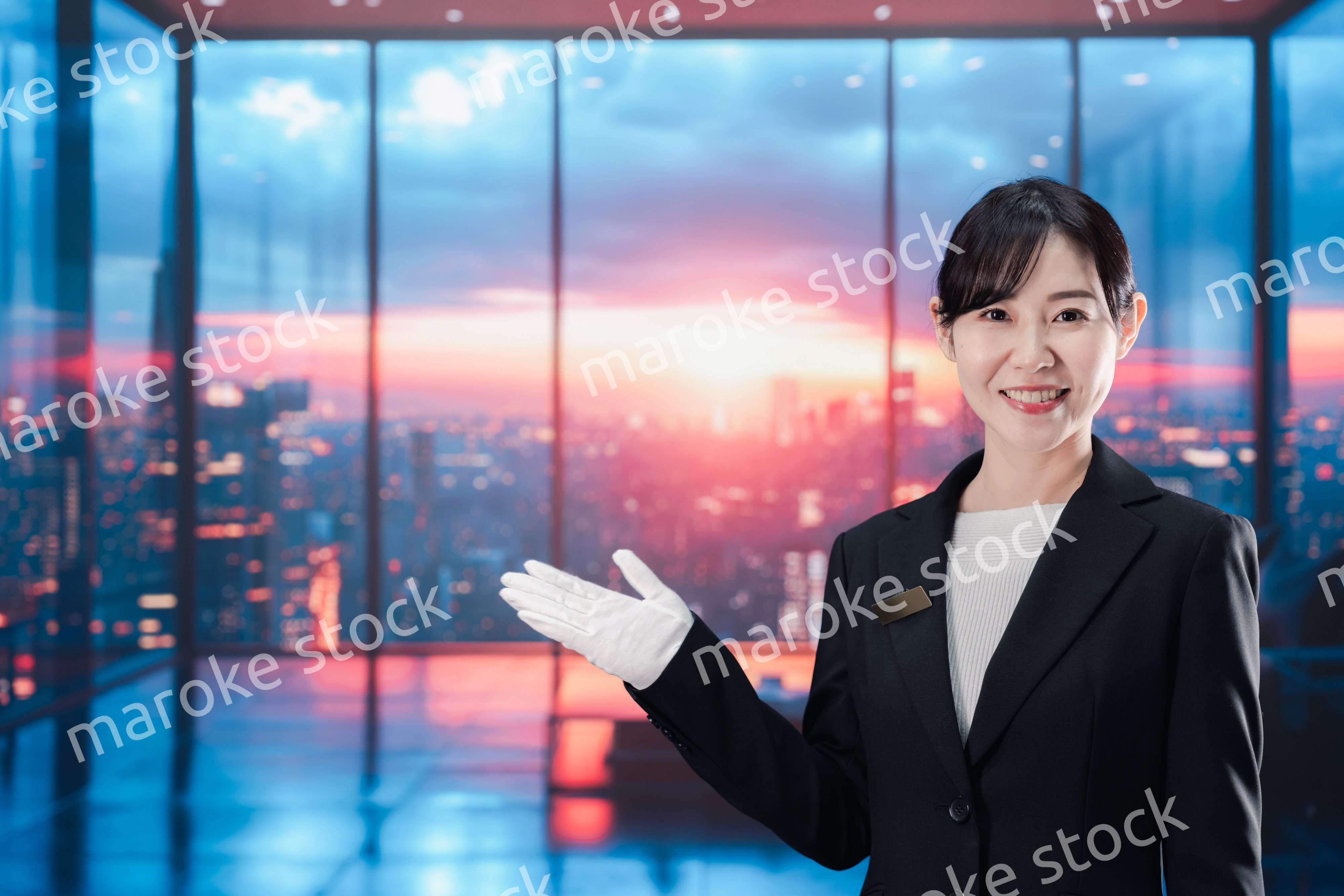 都心の高級レジデンスを紹介する女性