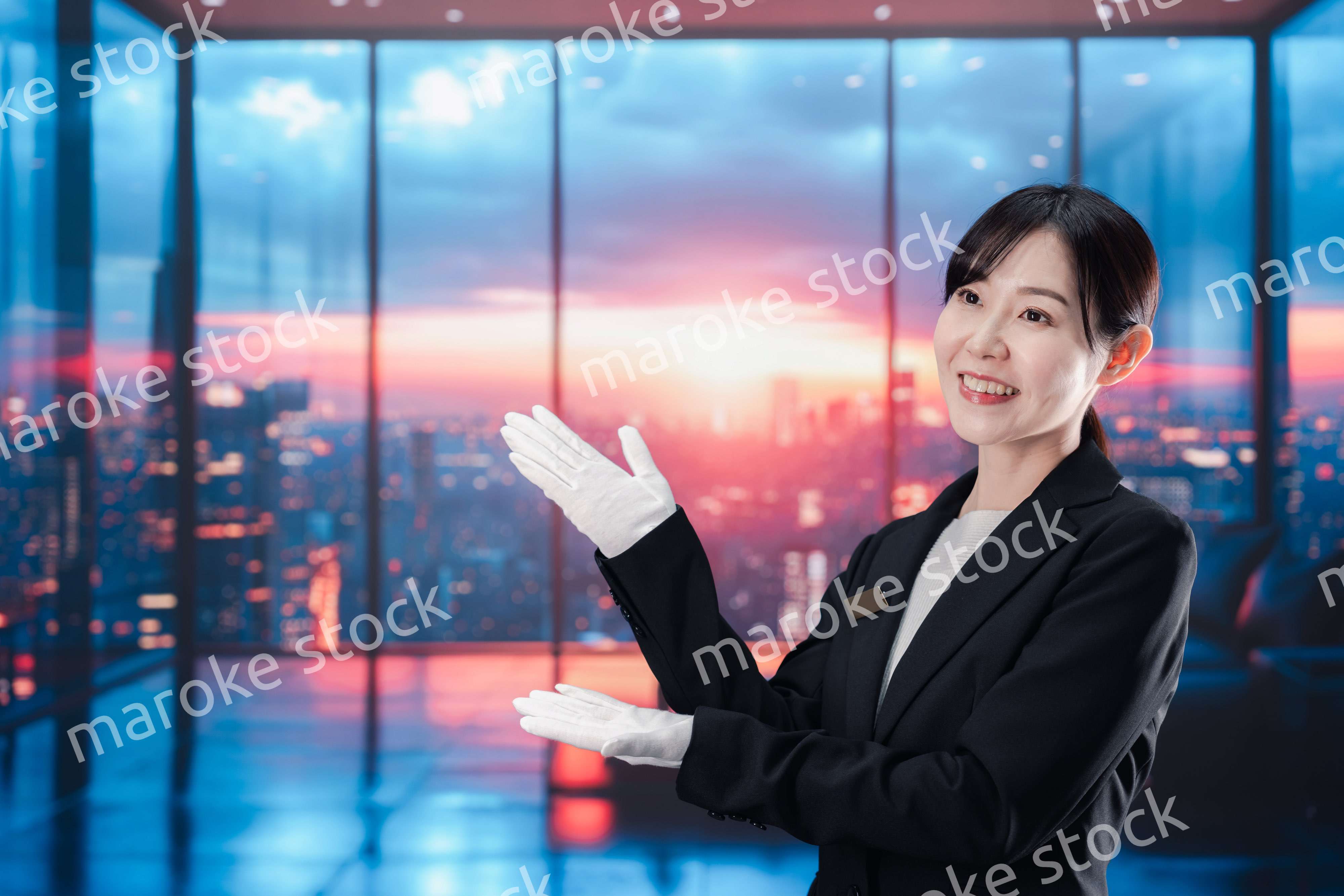 都心の高級レジデンスを紹介する女性