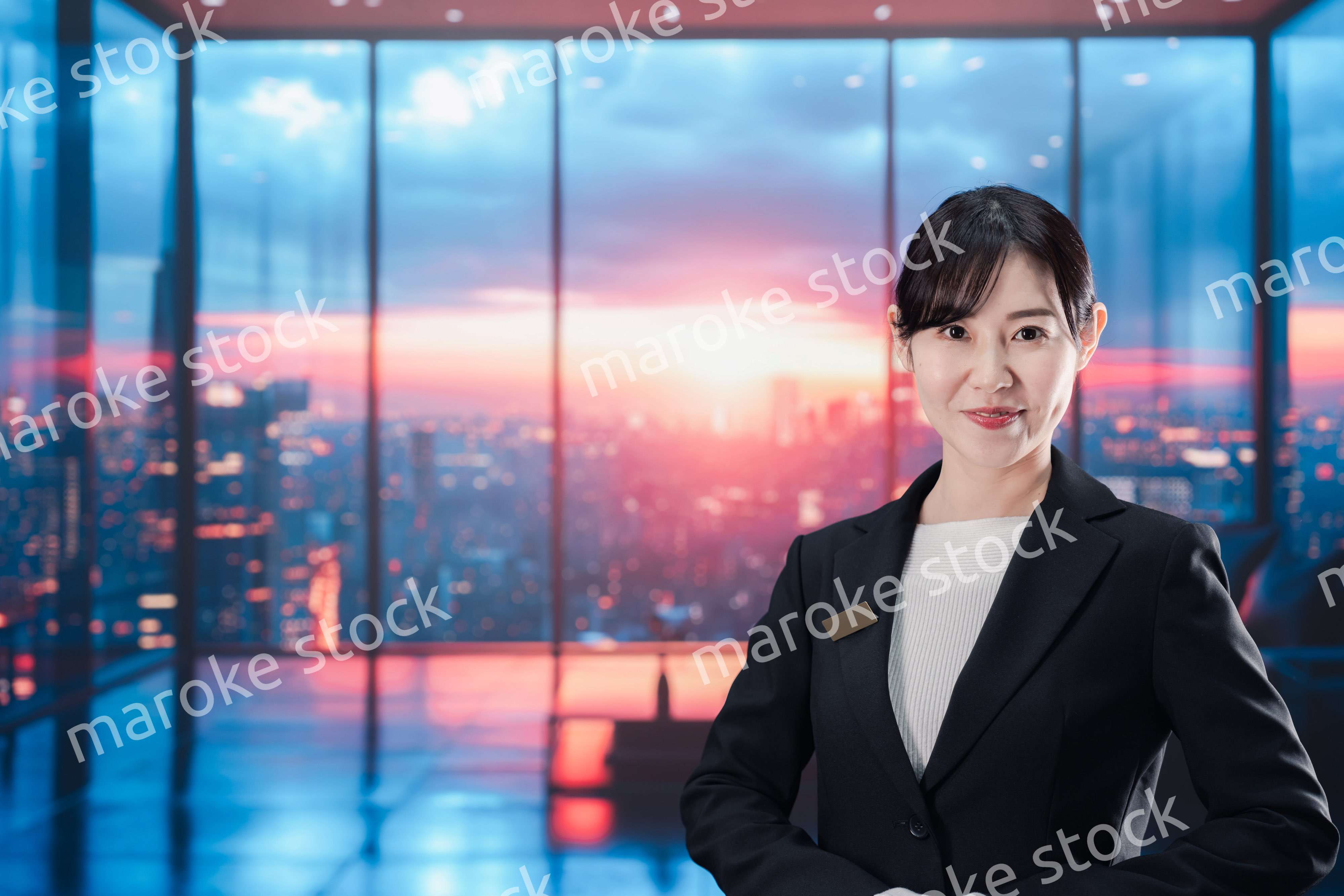 都心の高級レジデンスを紹介する女性