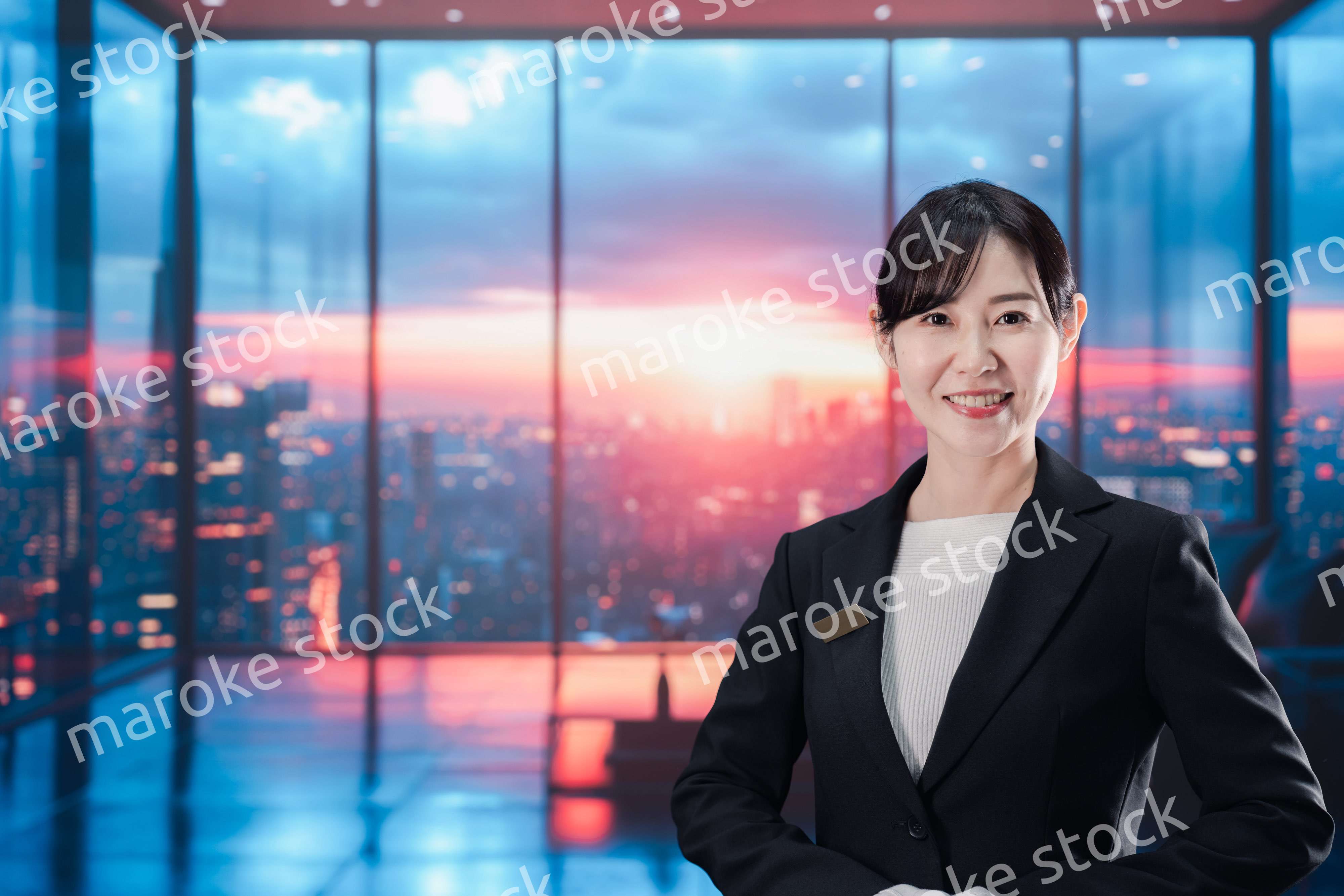 都心の高級レジデンスを紹介する女性