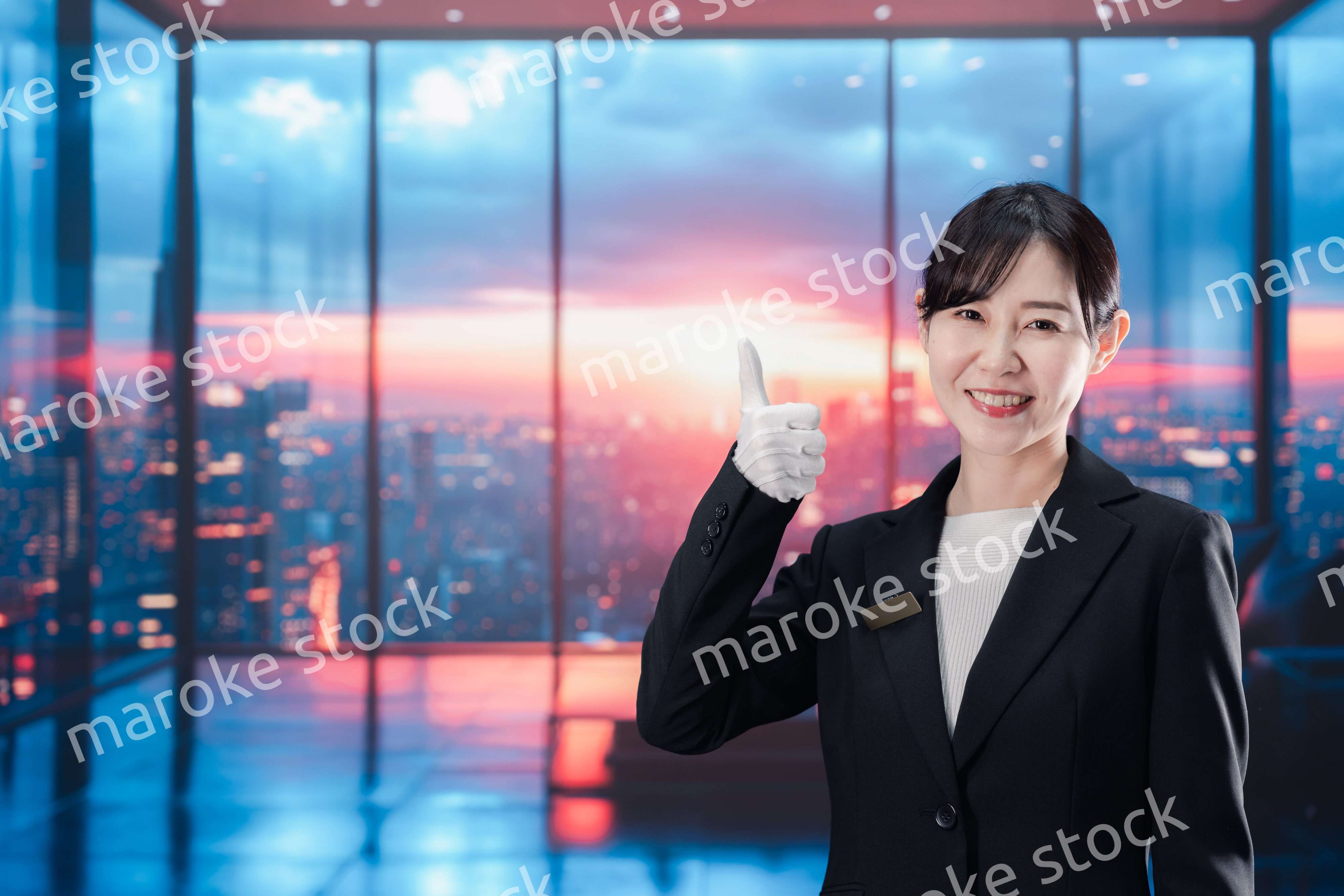 都心の高級レジデンスを紹介する女性