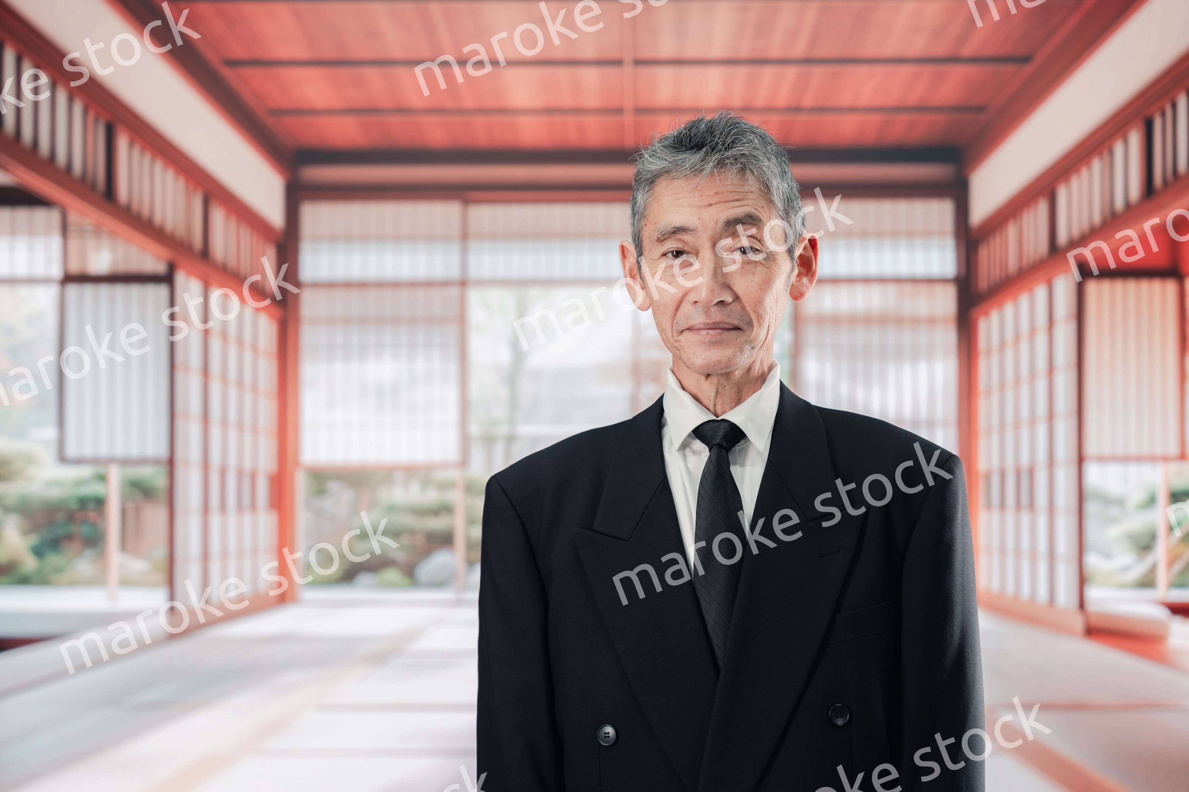 葬儀に参列する高齢の男性