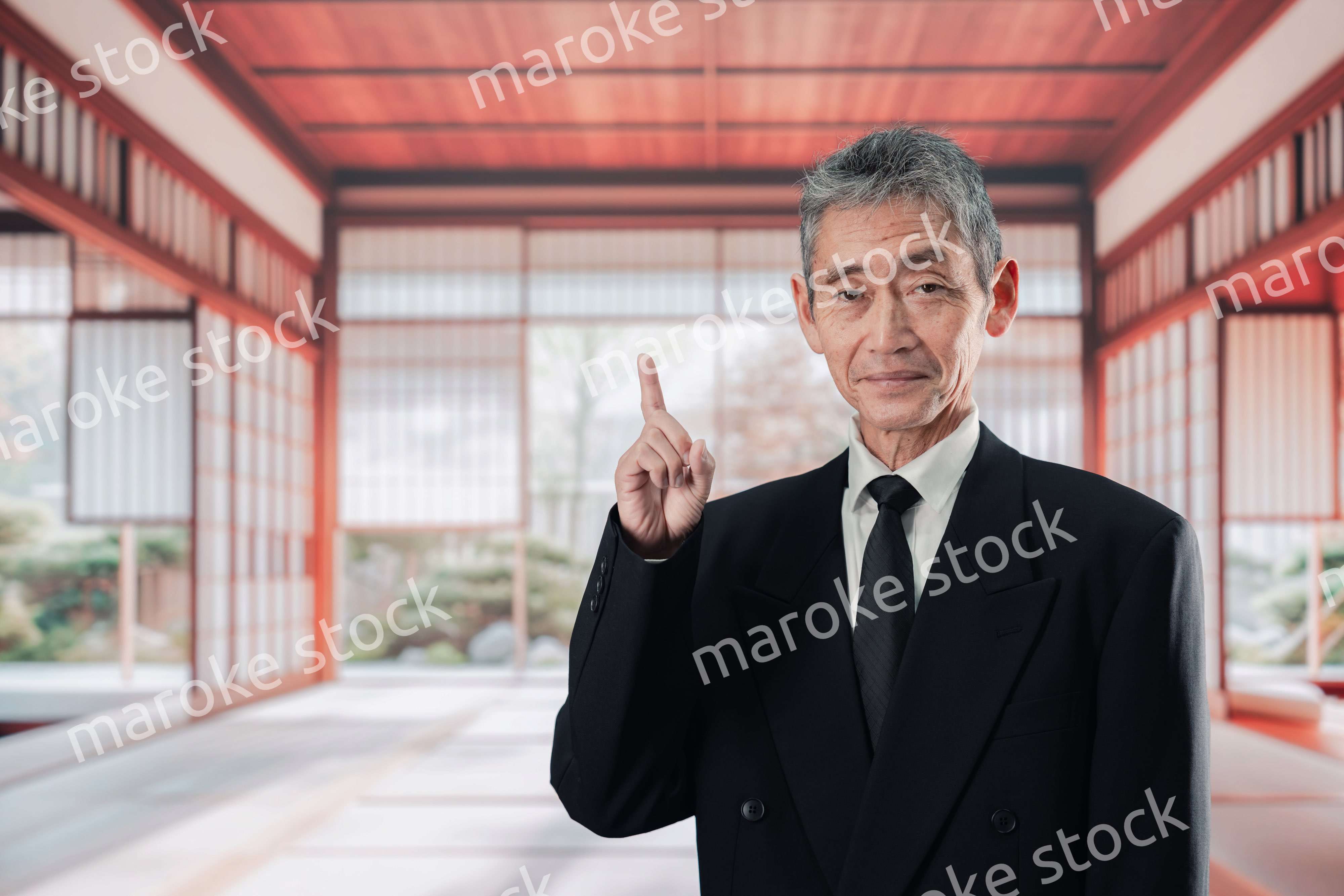 葬儀に参列する高齢の男性