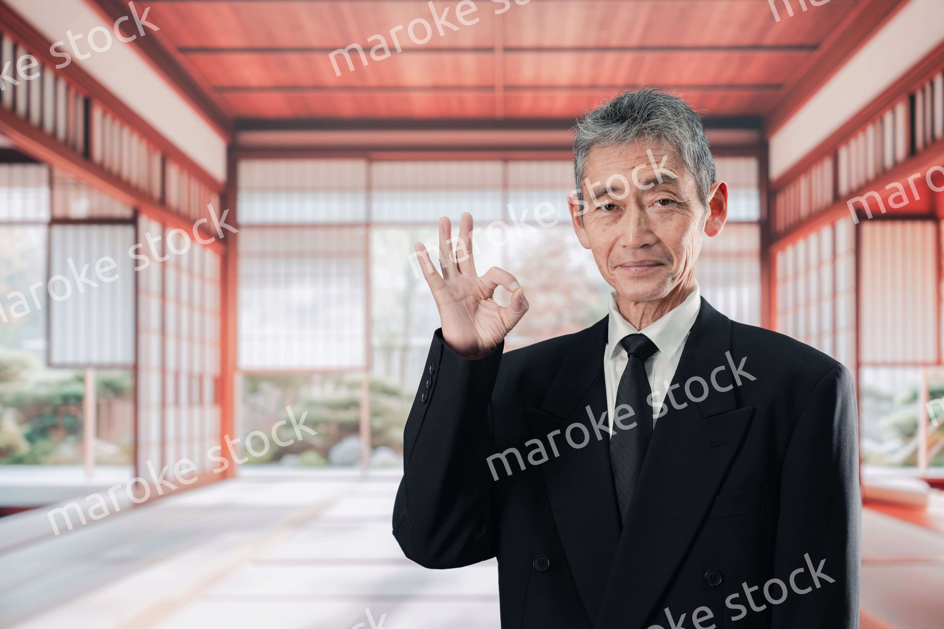 葬儀に参列する高齢の男性