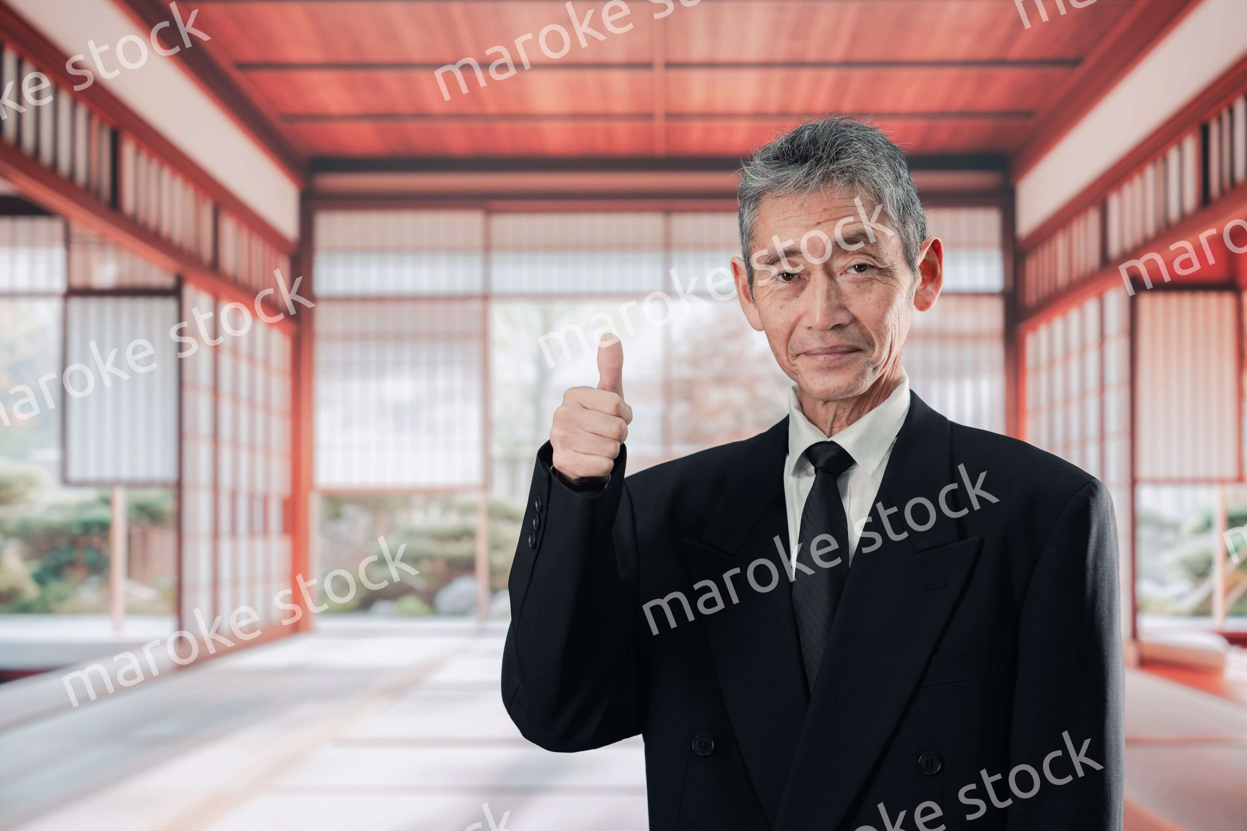 葬儀に参列する高齢の男性