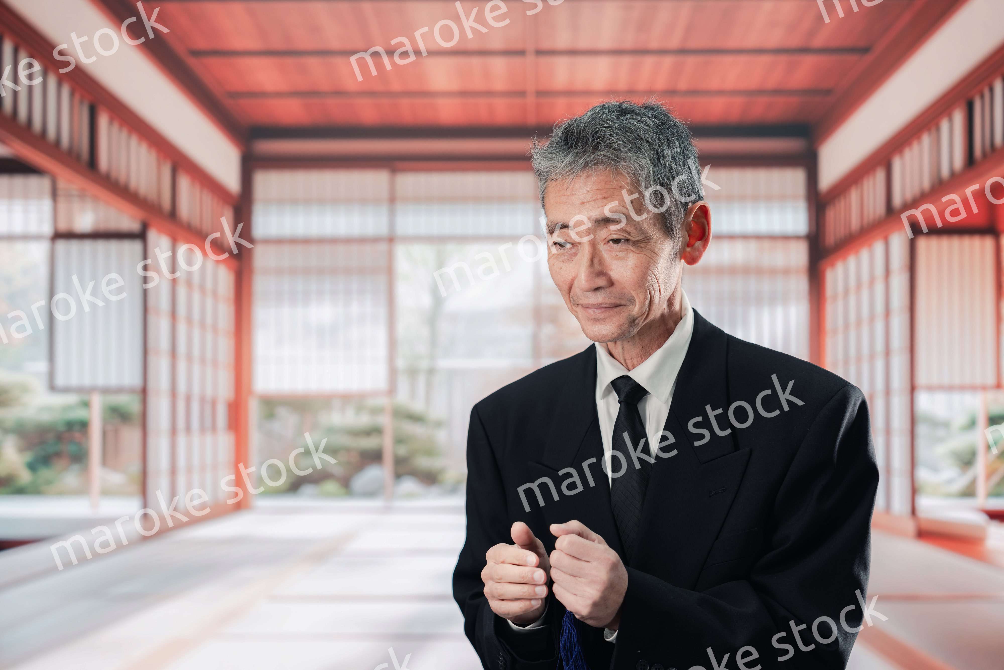 葬儀に参列する高齢の男性