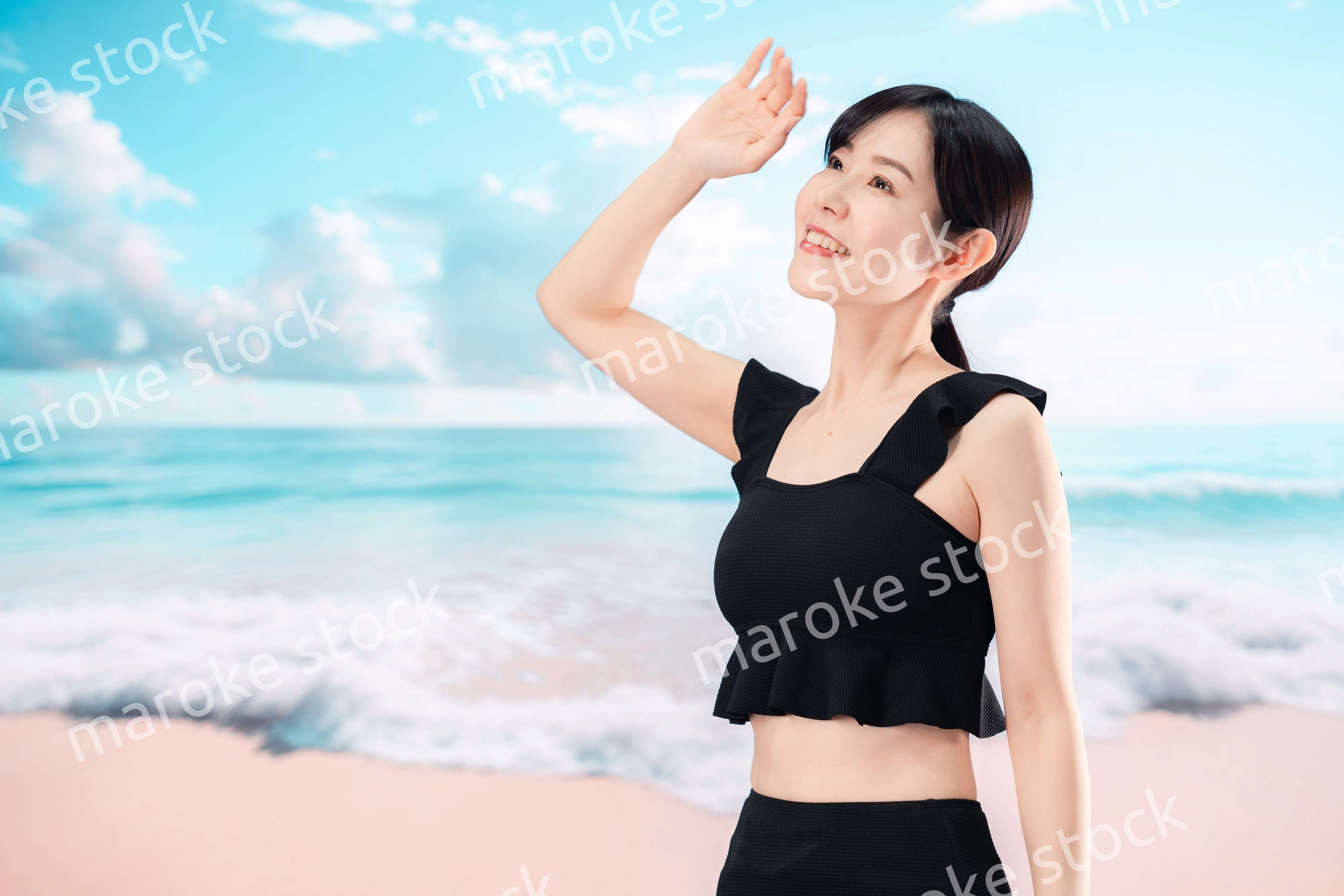 ビーチを楽しむ水着姿の女性