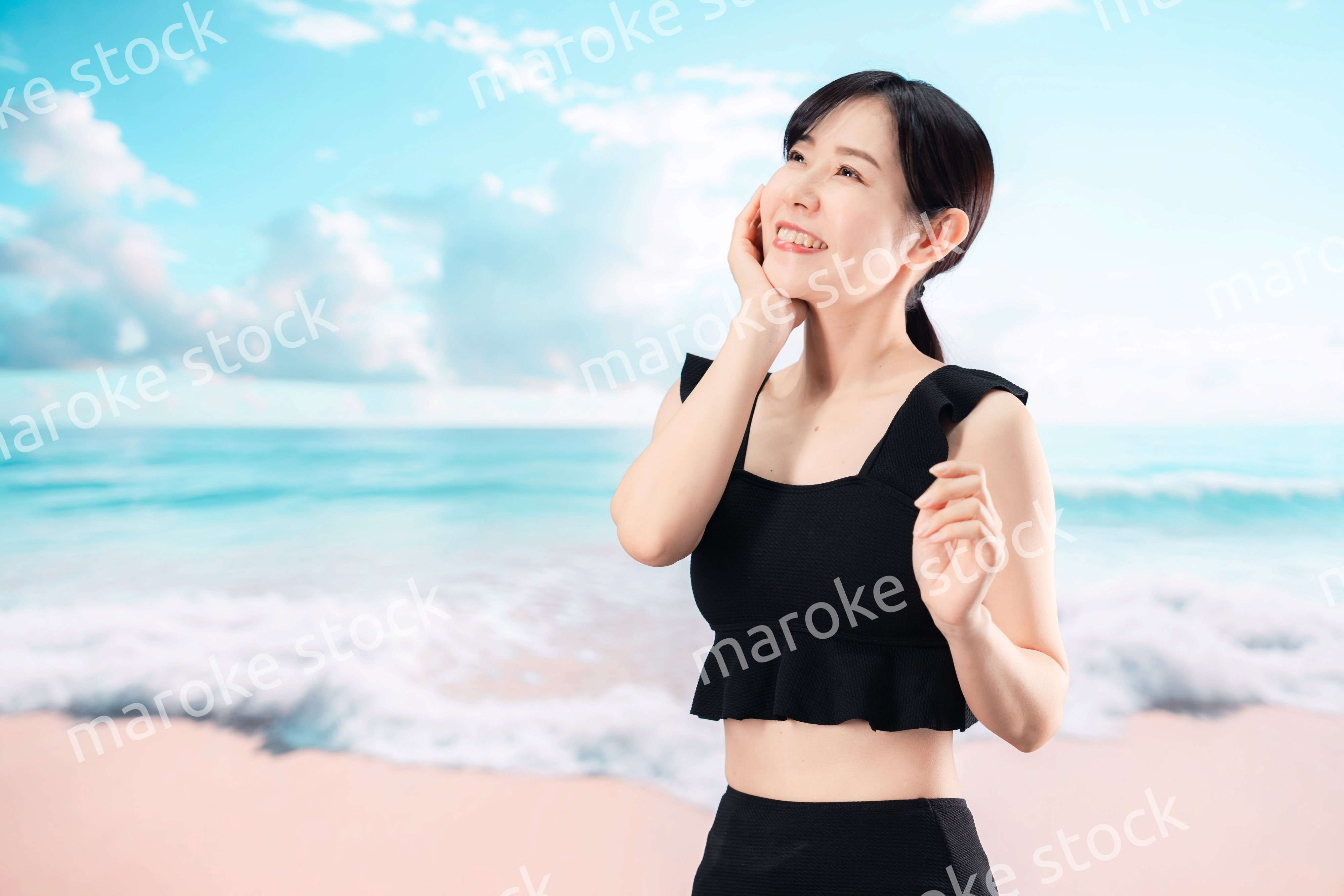 ビーチを楽しむ水着姿の女性