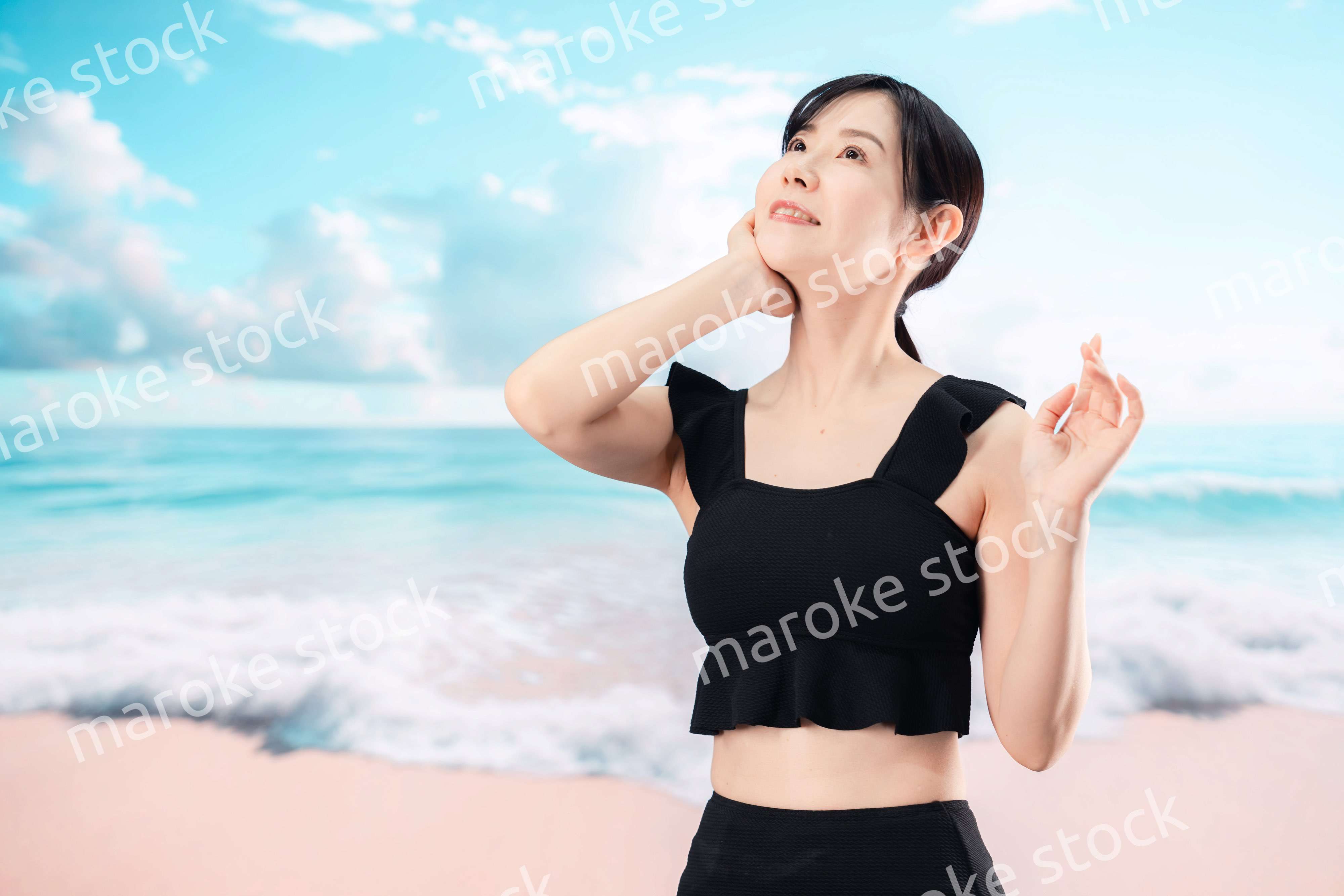 ビーチを楽しむ水着姿の女性