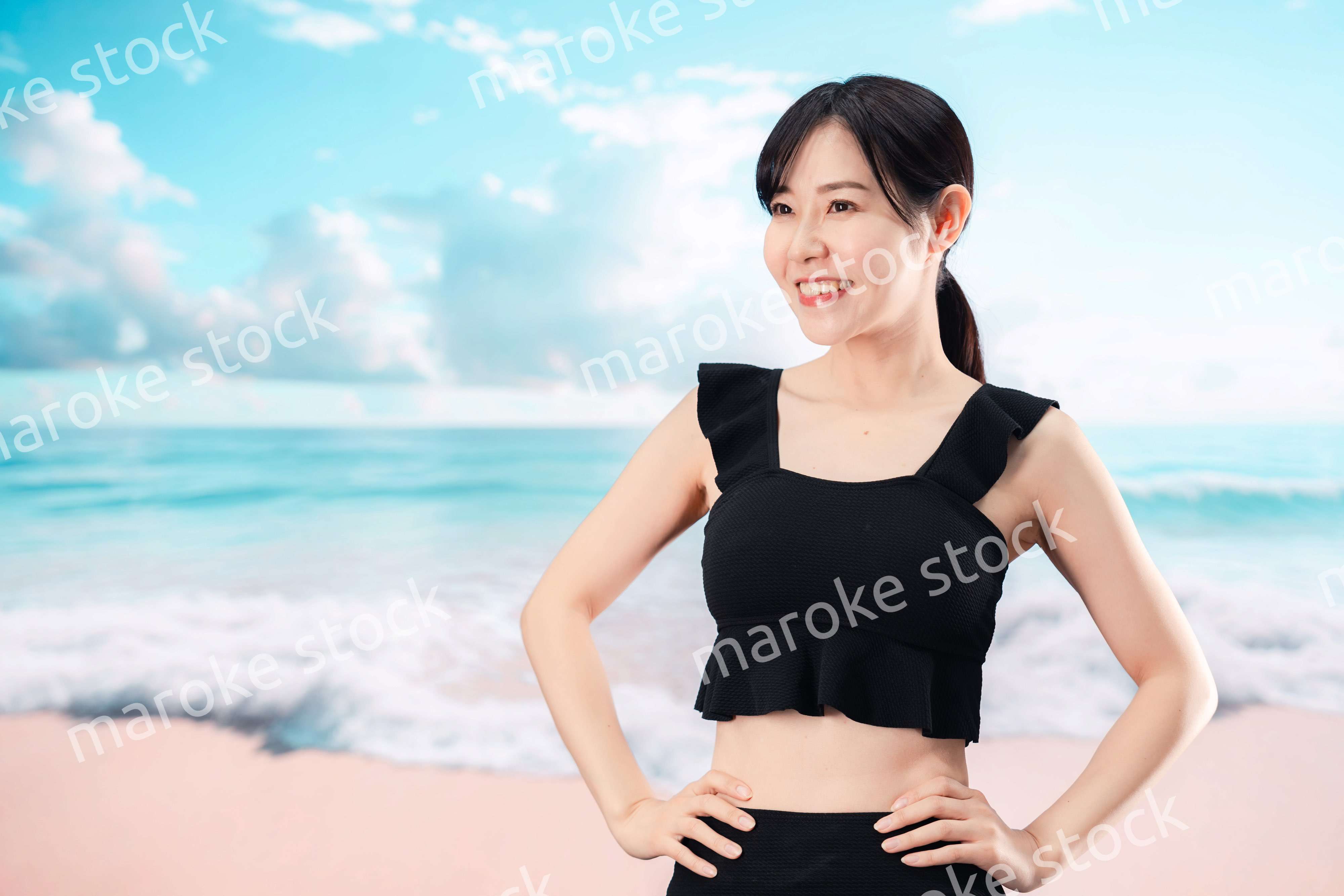 ビーチを楽しむ水着姿の女性