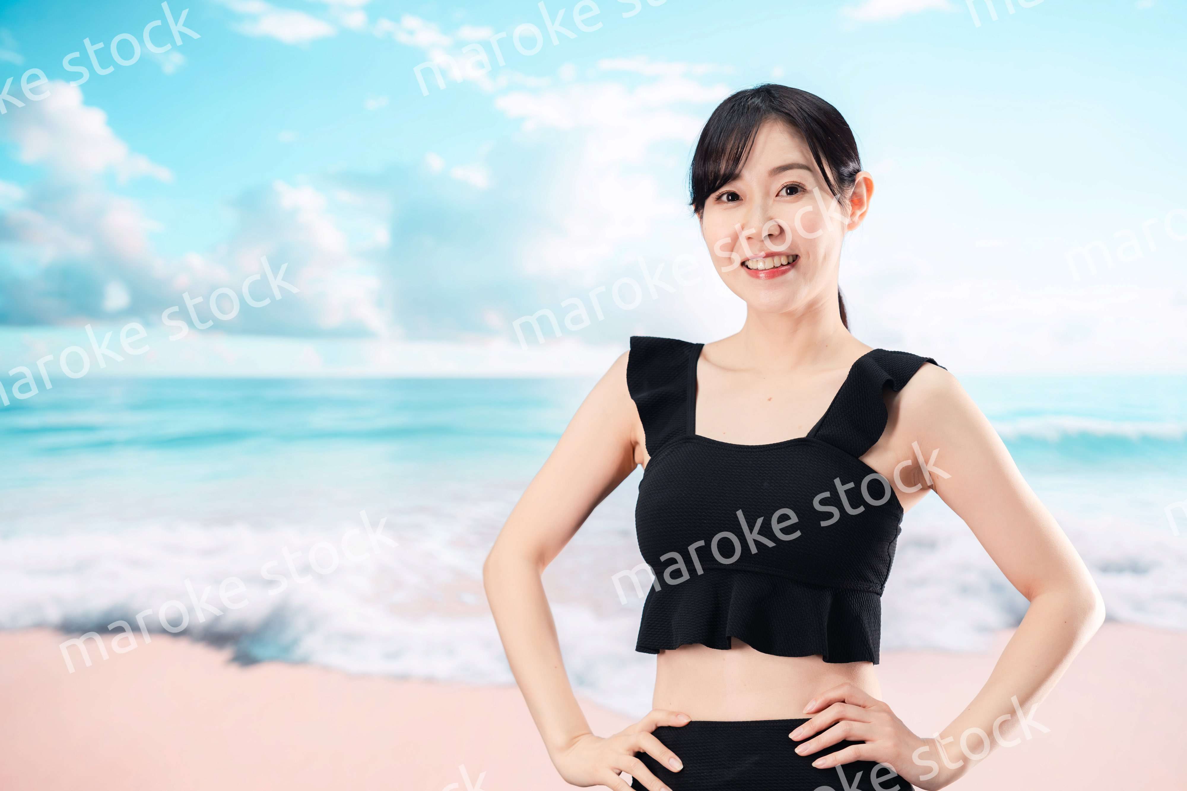 ビーチを楽しむ水着姿の女性