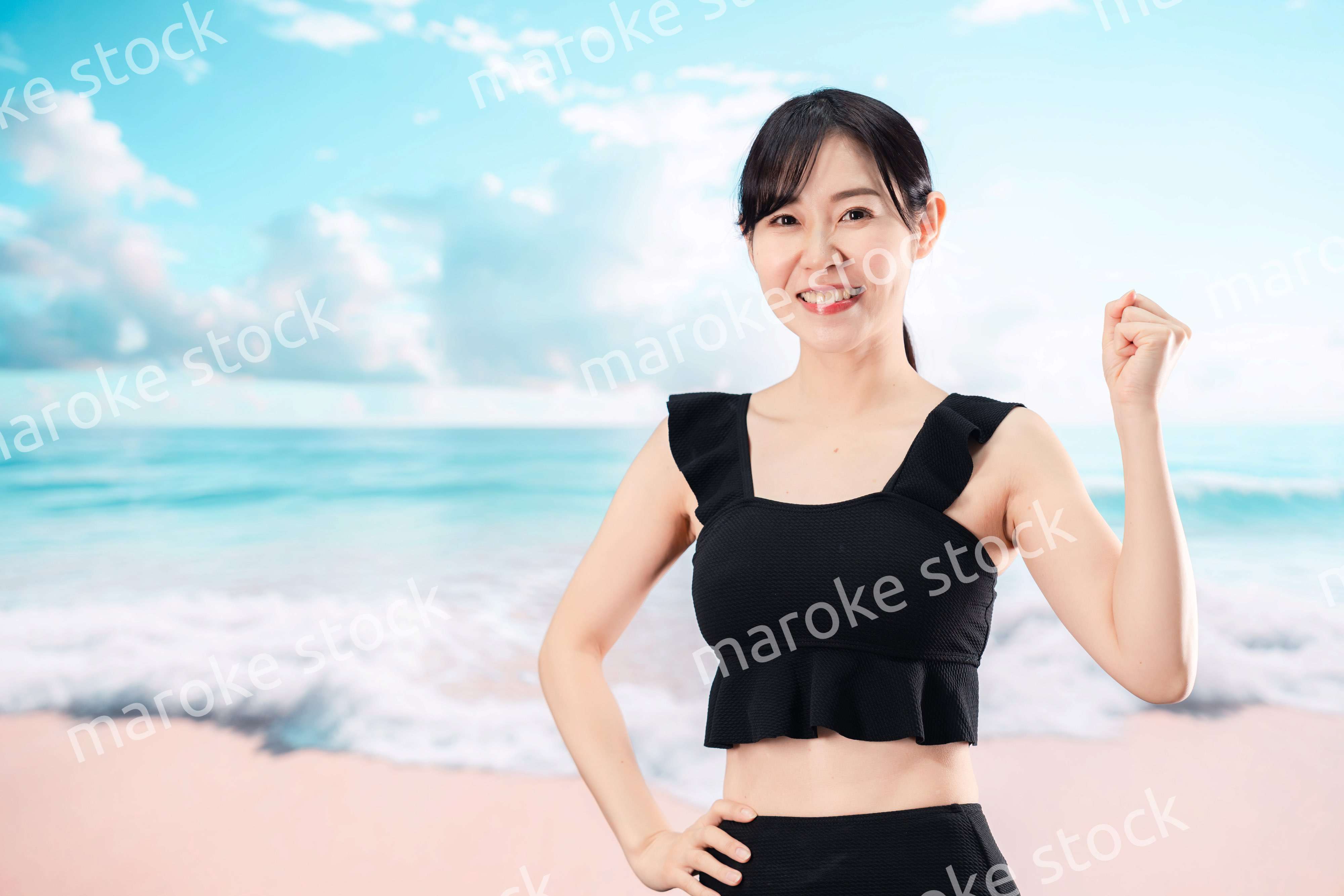 ビーチを楽しむ水着姿の女性