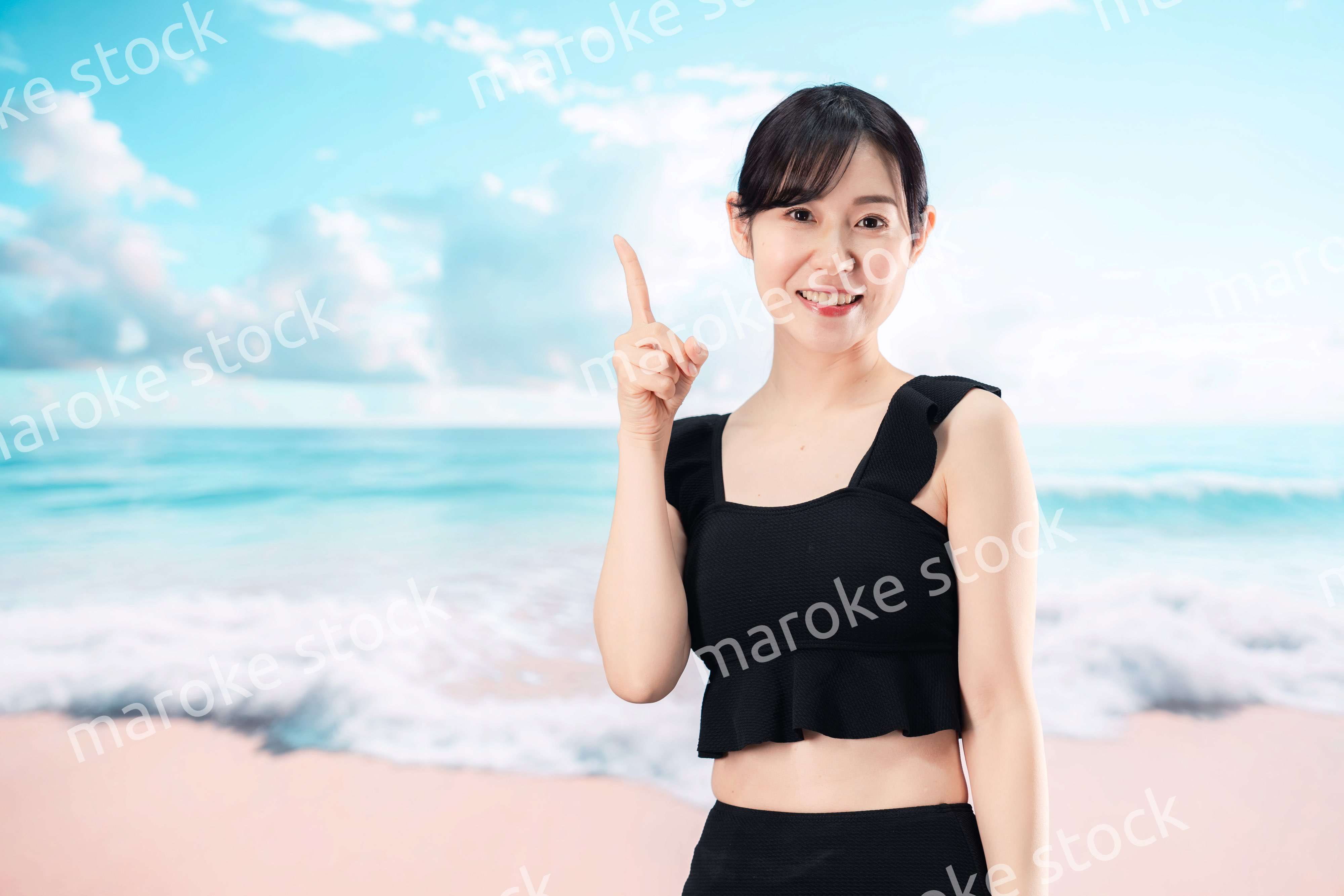 ビーチを楽しむ水着姿の女性