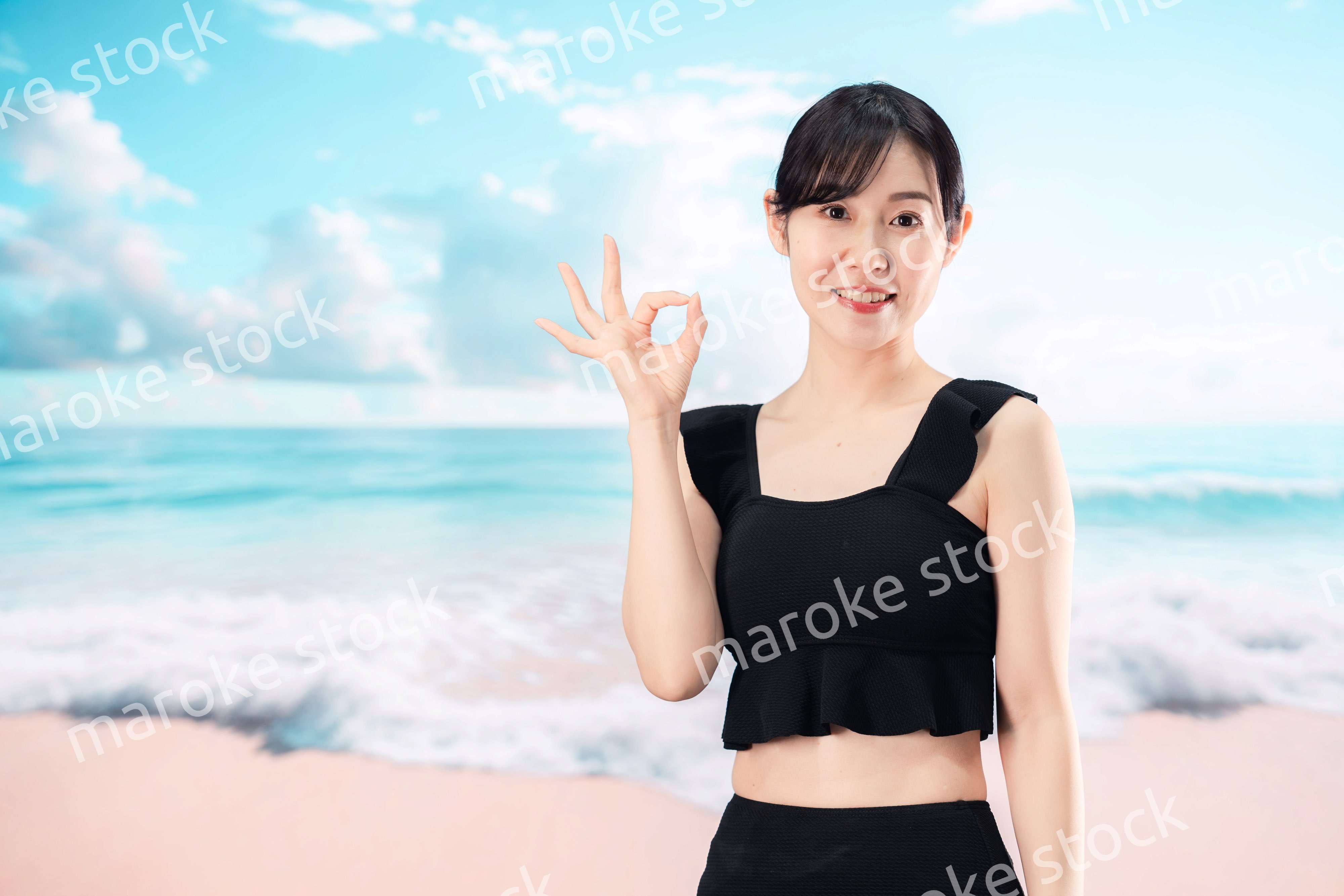 ビーチを楽しむ水着姿の女性